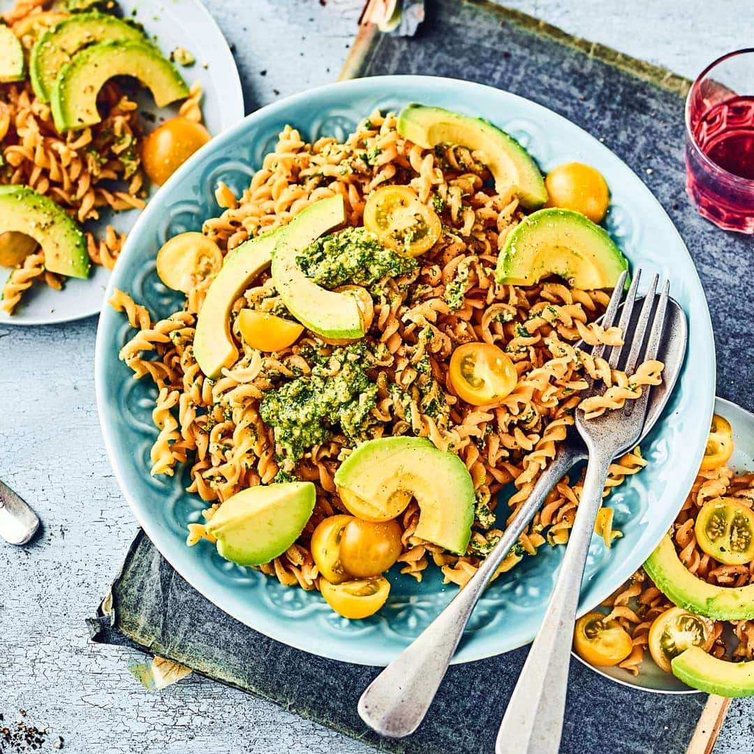 Eine Alternative zu klassischen Nudeln ist Pasta aus Hülsenfrüchten. Zum Beispiel unsere Rote-Linsen-Pasta mit Kräuterpesto, Avocado und Cocktailtomaten.