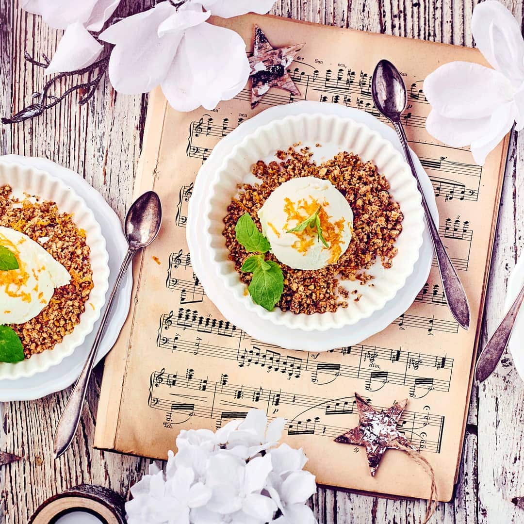 Ganz einfach ist unser Dessert fürs Weihnachtsfestmahl: Probieren Sie doch einmal selbstgemachtes süßes Quarkeis mit Vanille-Orangen-Crumble.