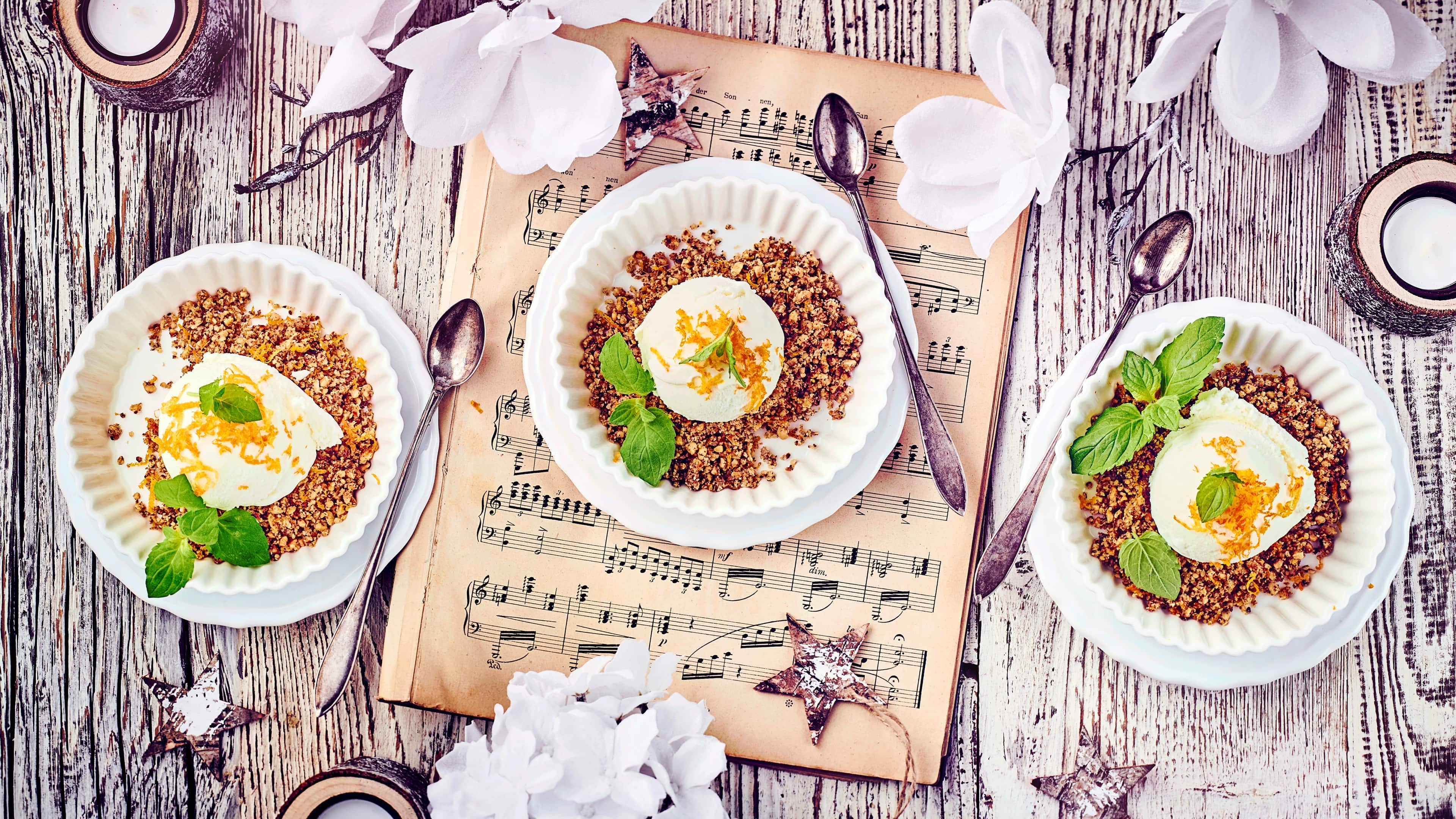 Süßes Quarkeis mit Vanille-Orangen-Crumble Ganz einfach ist unser Dessert fürs Weihnachtsfestmahl: Probieren Sie doch einmal selbstgemachtes süßes Quarkeis mit Vanille-Orangen-Crumble.