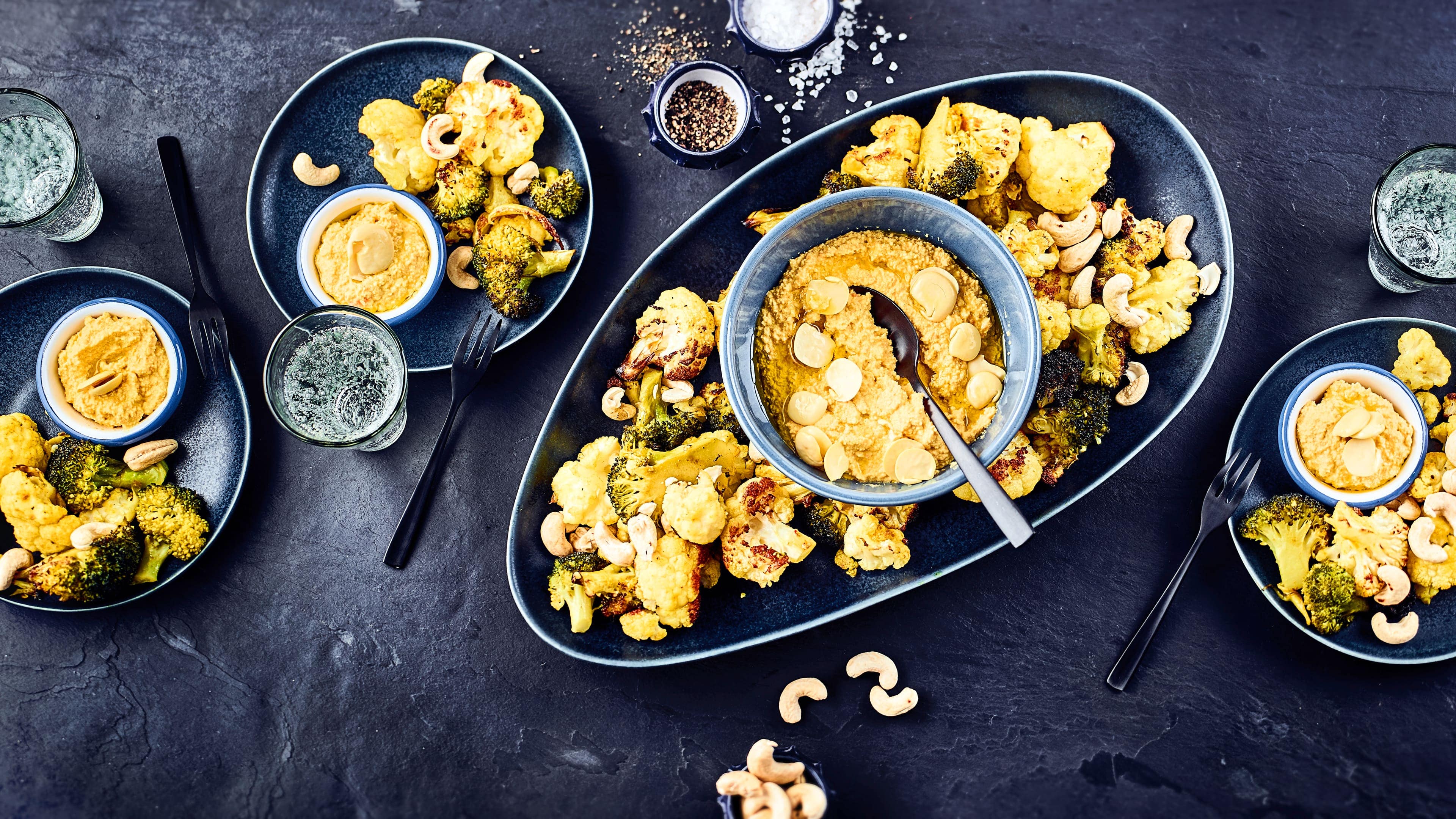 Lupinen-Dip mit geröstetem Blumenkohl und Brokkoli Die eißweißreiche Hülsenfrucht ist vielseitig einsetzbar: Zum Beispiel als Dip ins unserem Rezept für selbstgemachten Lupinen-Dip mit geröstetem Blumenkohl und Brokkoli.
