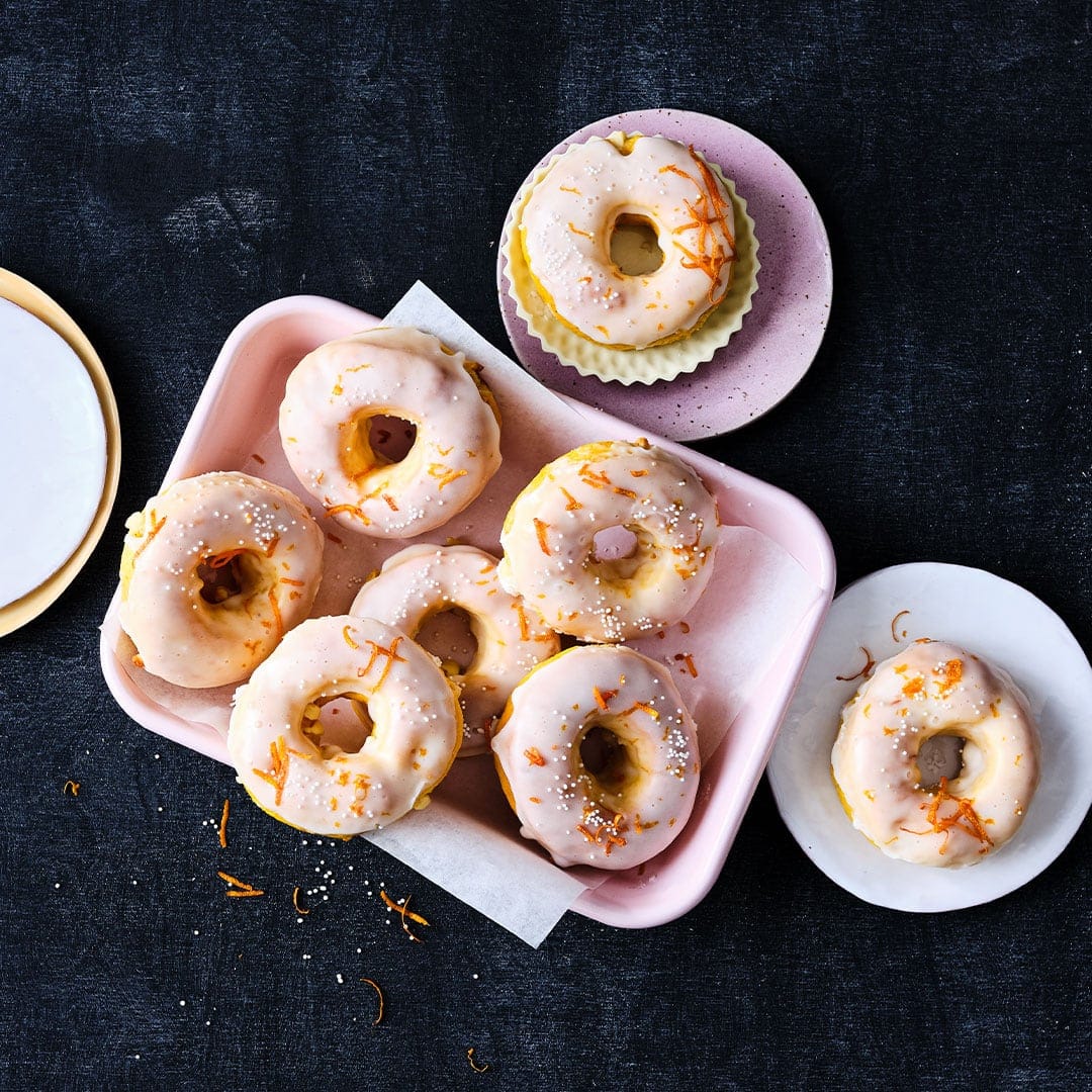 Donuts sind nicht nur vielseitig verzierbar sondern können auch in den Zutaten für den Teig variiert werden. Wir stellen den Teig mit viel Möhre und weißer Schokolade her.