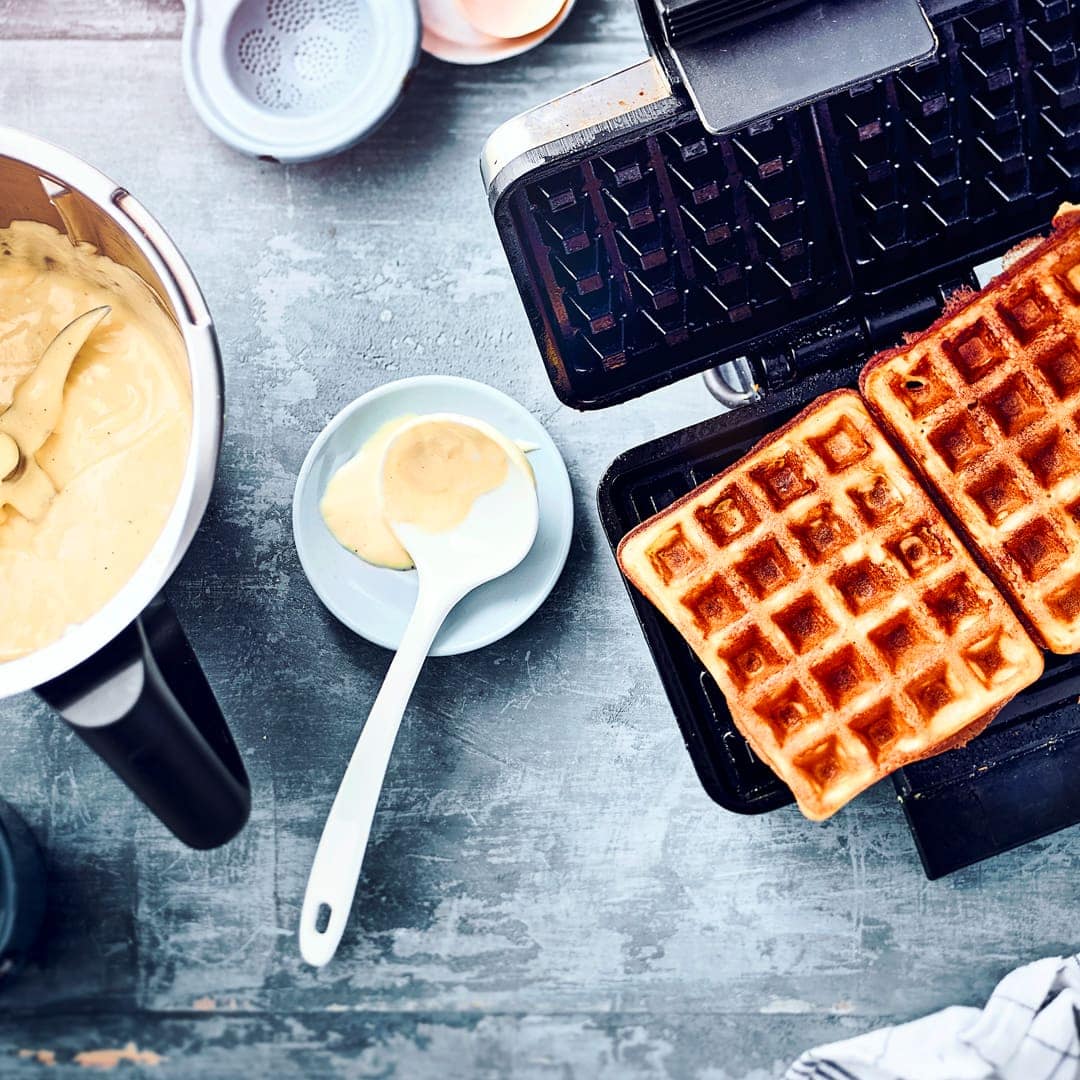 Wer kann schon Waffeln widerstehen? Und damit Sie schon einmal Zeit haben, das Waffeleisen einzufetten und den Tisch zu decken übernimmt der Thermomix® das Teig-Anrühren für Sie!