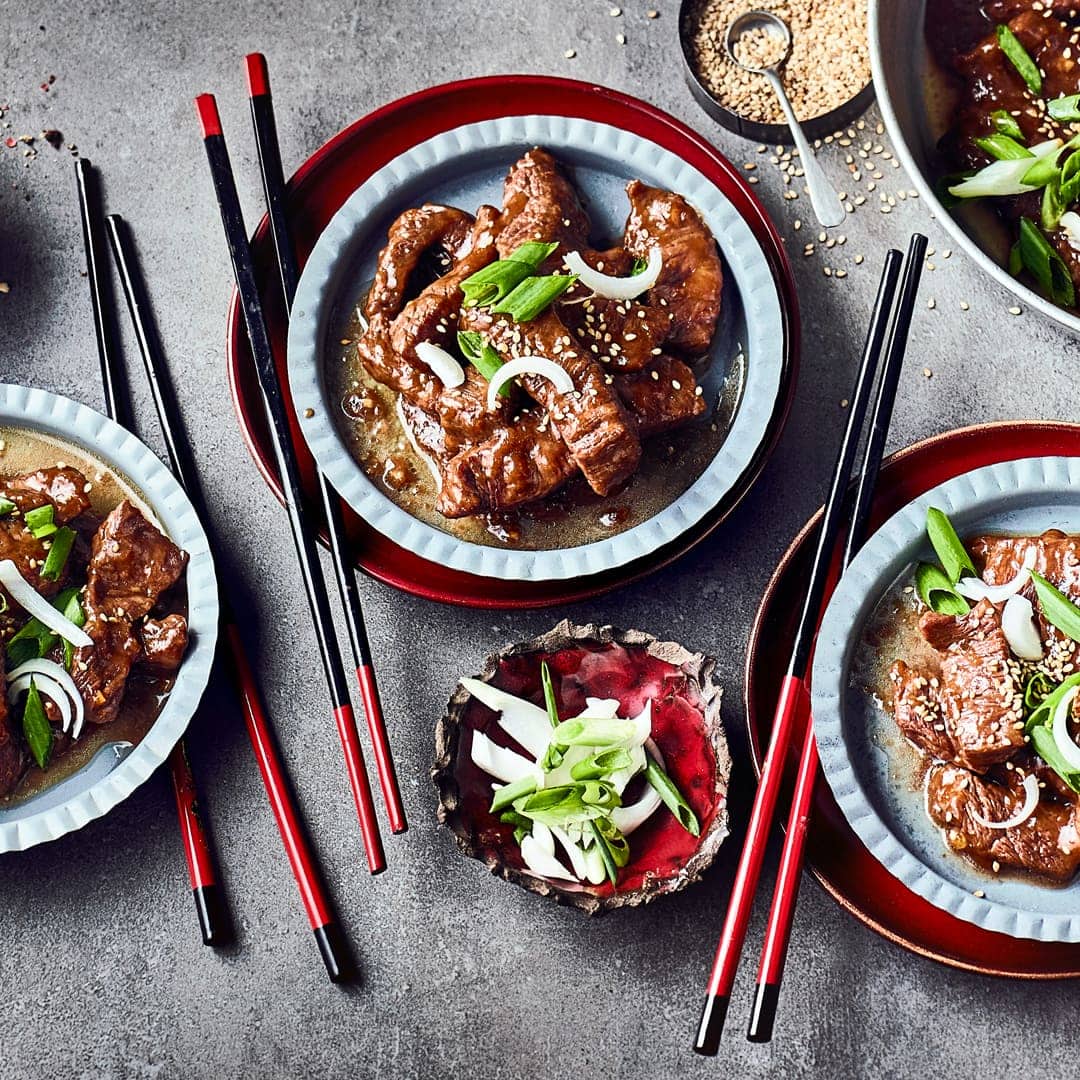 Rinderhüftsteaks werden hier nach mongolischem Rezept in feine Streifen geschnitten, mit allerlei Gewürzen mariniert und anschließend scharf angebraten.