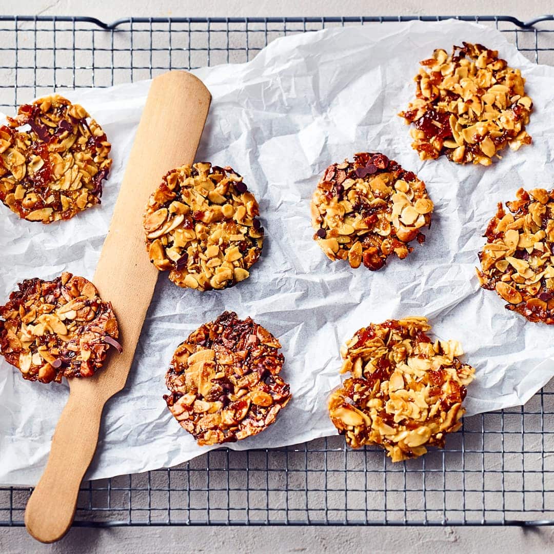 Ein klassisches Weihnachtsgebäck, welches sich auch prima ohne Zucker zubereiten lässt. Die Süße erhalten unsere Florentiner ohne Zucker von eingelegten Aprikosen und Honig.