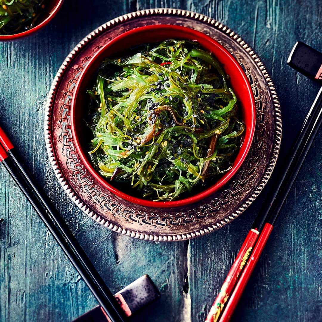 Algensalat – besser bekannt als Goma Wakame – erfreut sich immer größerer Beliebtheit. Sie bekommen ihn an einer gut sortierten Frischetheke oder stellen ihn mit unserem Rezept ganz einfach selber her.