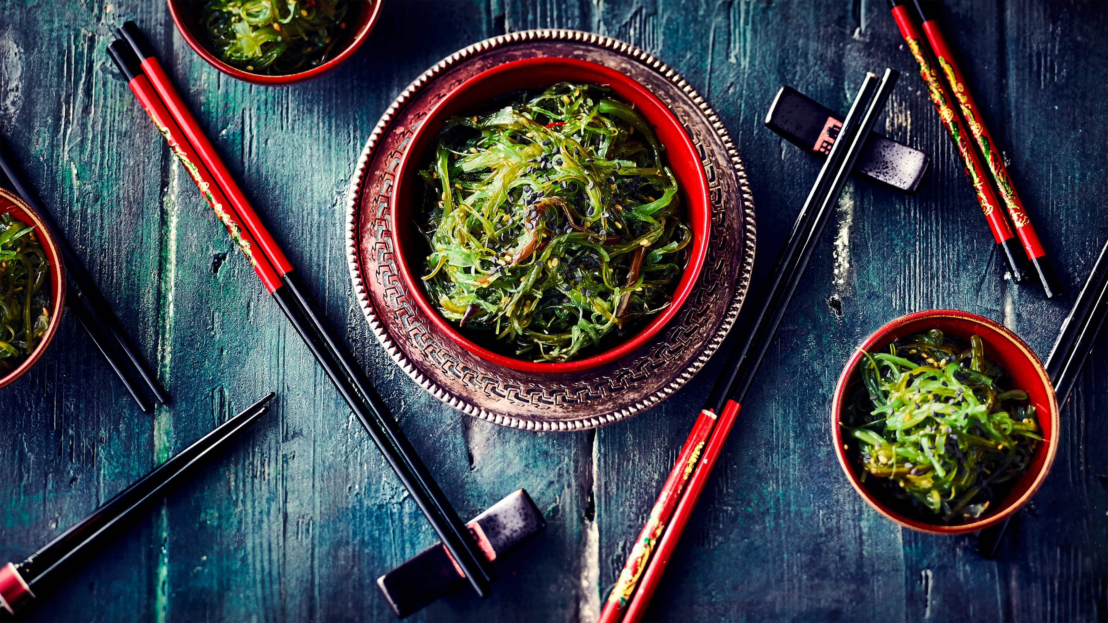 Algensalat Algensalat – besser bekannt als Goma Wakame – erfreut sich immer größerer Beliebtheit. Sie bekommen ihn an einer gut sortierten Frischetheke oder stellen ihn mit unserem Rezept ganz einfach selber her.