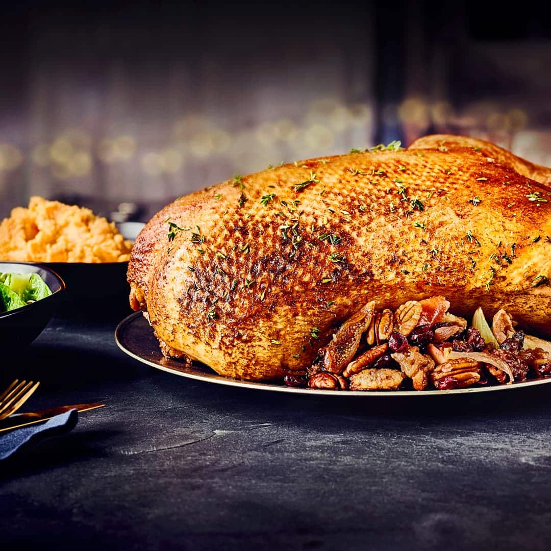 Sie suchen einen richtigen Festtagsschmaus fürs Weihnachtsfest? Probieren Sie doch einmal unser Rezept für einen köstlichen Gänsebraten mit Bratapfelfüllung, Süßkartoffelstampf und Rosenkohlsalat!