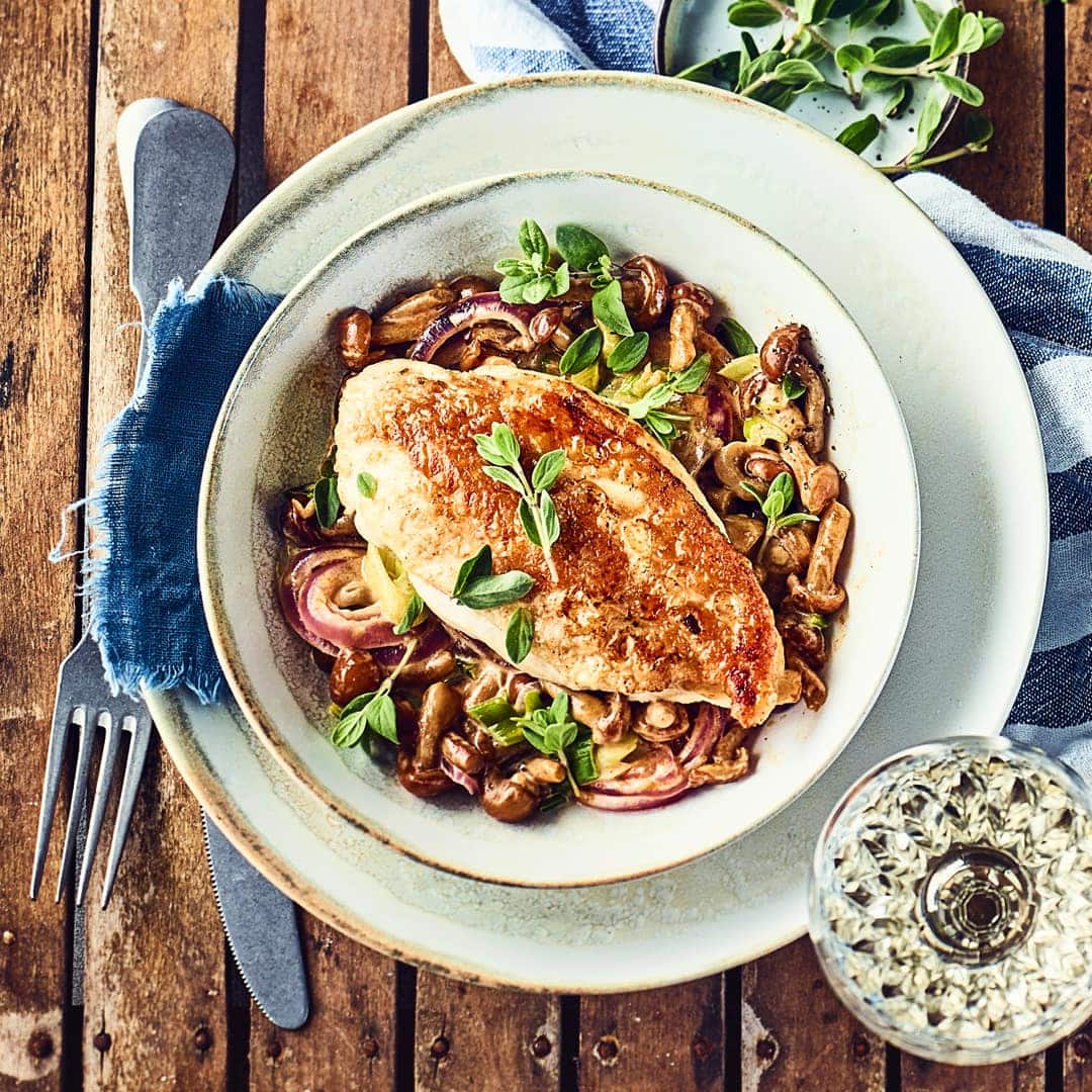 Unser Tipp für ein leckeres Pilzgericht: Probieren Sie unsere Stockschwämmchen mit gebratener Hähnchenbrust in pikanter Paprika-Sahne-Soße!