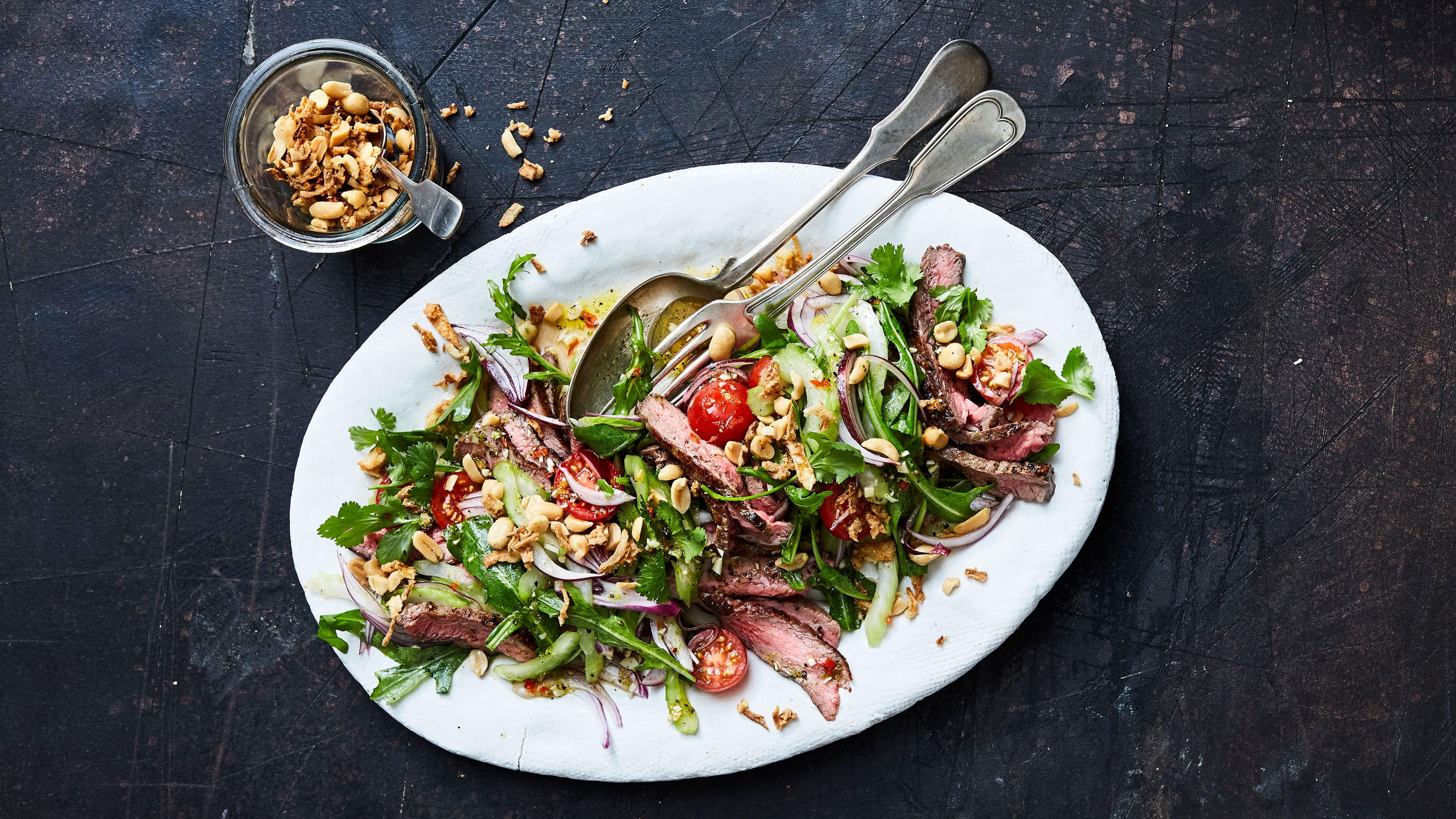 Steaksalat mit Erdnüssen Leckere Steaks in Streifen geschnitten und als Salat mit Sellerie, Kirschtomaten, Rucola und Erdnüssen serviert – einfach köstlich.