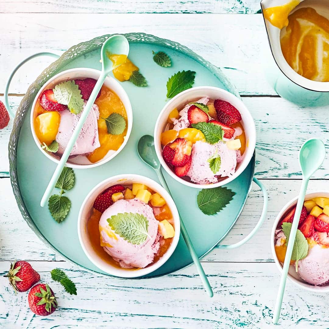 Erdbeer-Eis mit Mangocreme