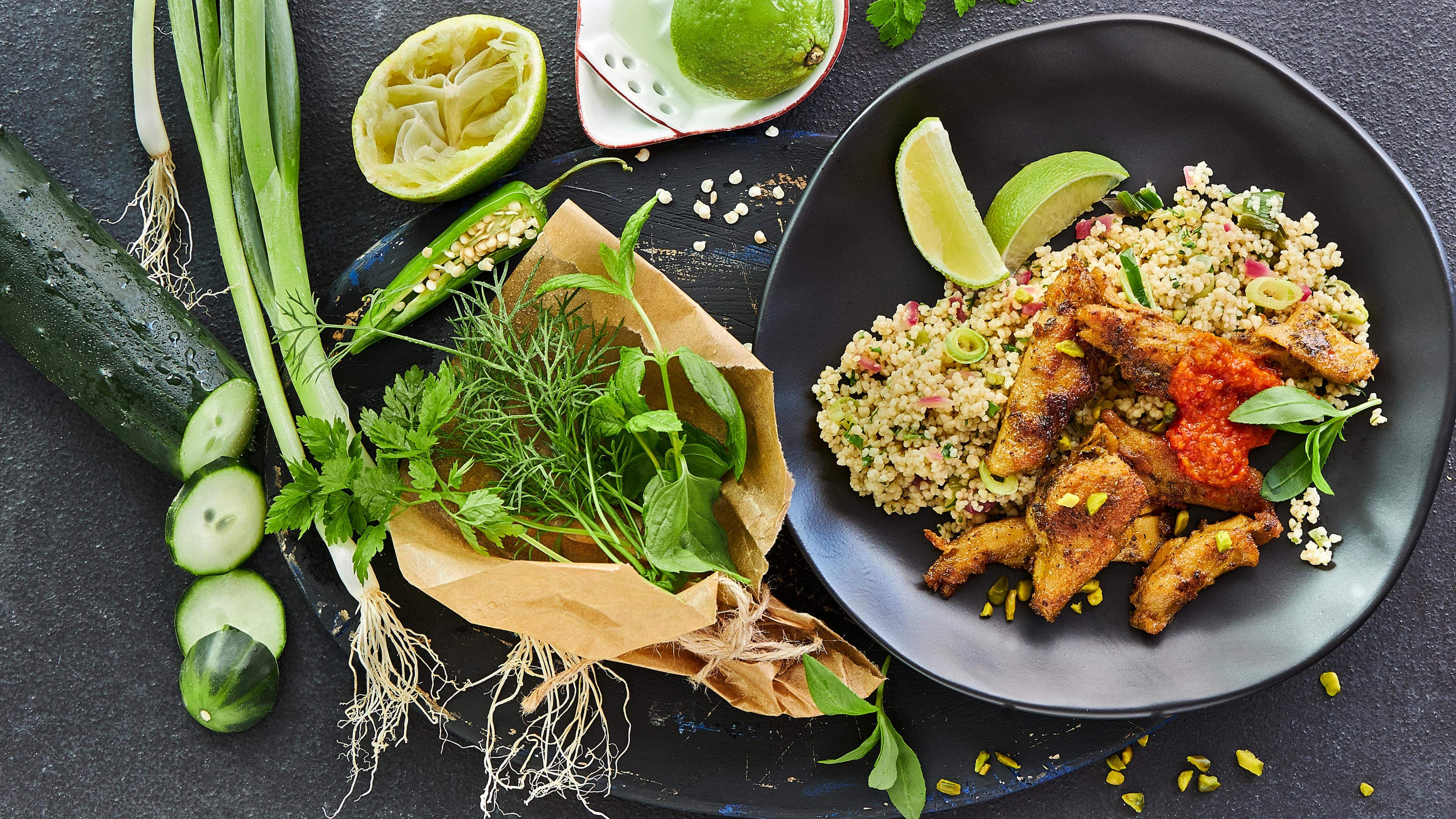 Grüner Couscous-Salat Entdecken Sie unser vegetarisches Rezept für Grüner Couscous-Salat mit viel grünem Gemüse, Kräuter und veganem Fleisch-Ersatz.