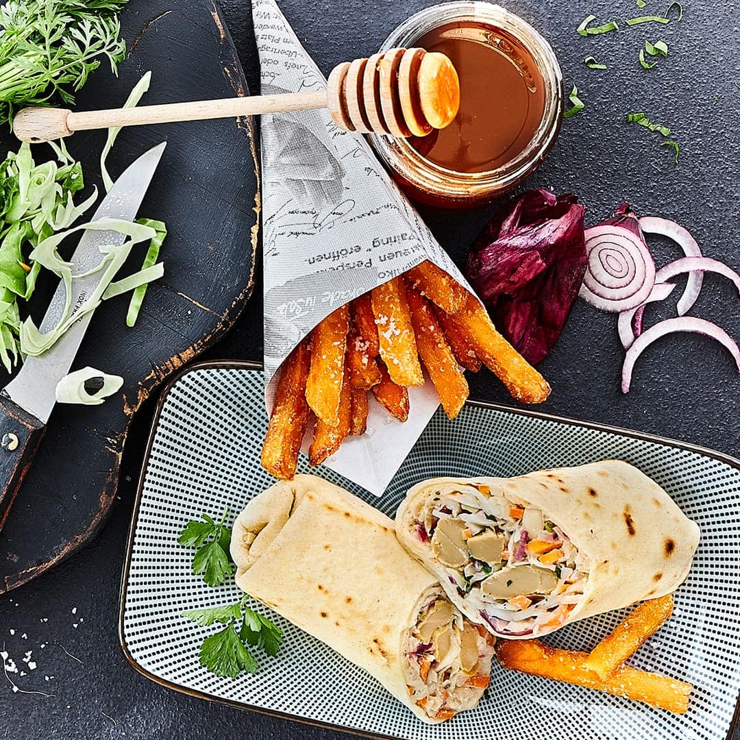 Entdecken Sie unser Rezept für leckere Wraps, gefüllt mit knackigem Coleslaw und veganem Fleischersatz – ein Genuss ganz ohne Fleisch.