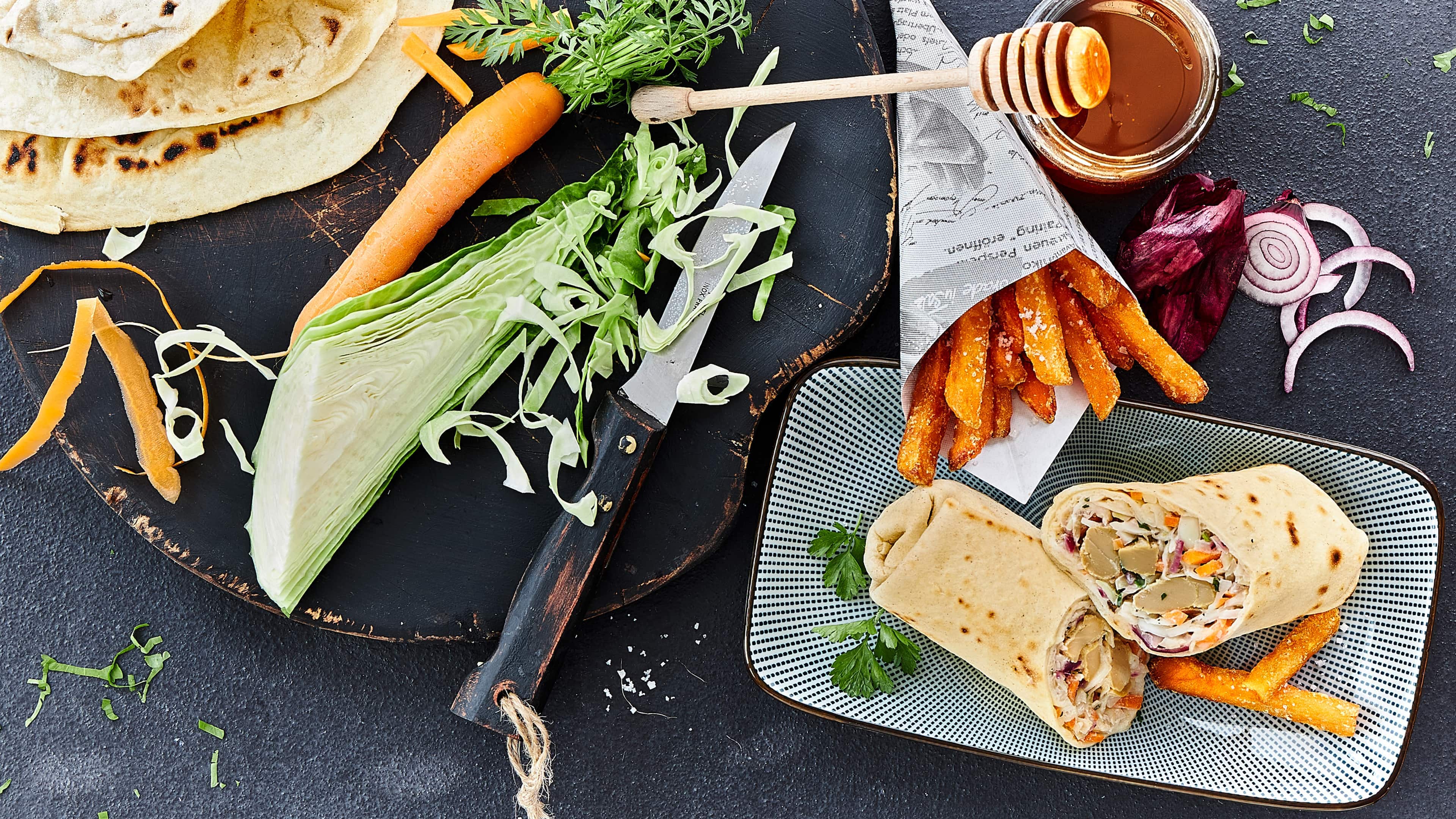 Coleslaw-Wrap Entdecken Sie unser Rezept für leckere Wraps, gefüllt mit knackigem Coleslaw und veganem Fleischersatz – ein Genuss ganz ohne Fleisch.