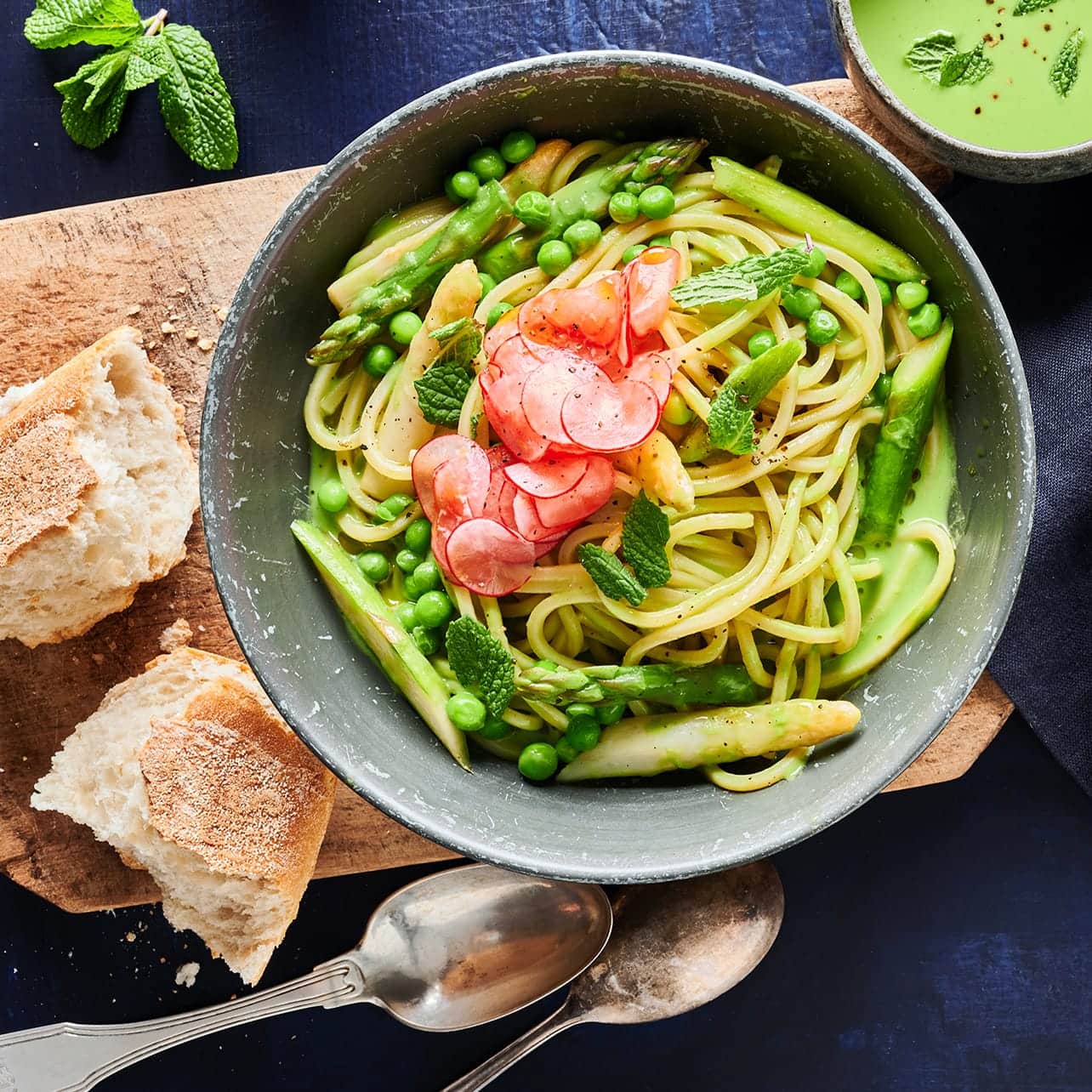 Spaghetti mit Soße einmal anders: Wir bereiten diese köstliche Soße aus TK-Erbsen, zweierlei gebratenem Spargel, Brokkoli und Sauerampfer zu.