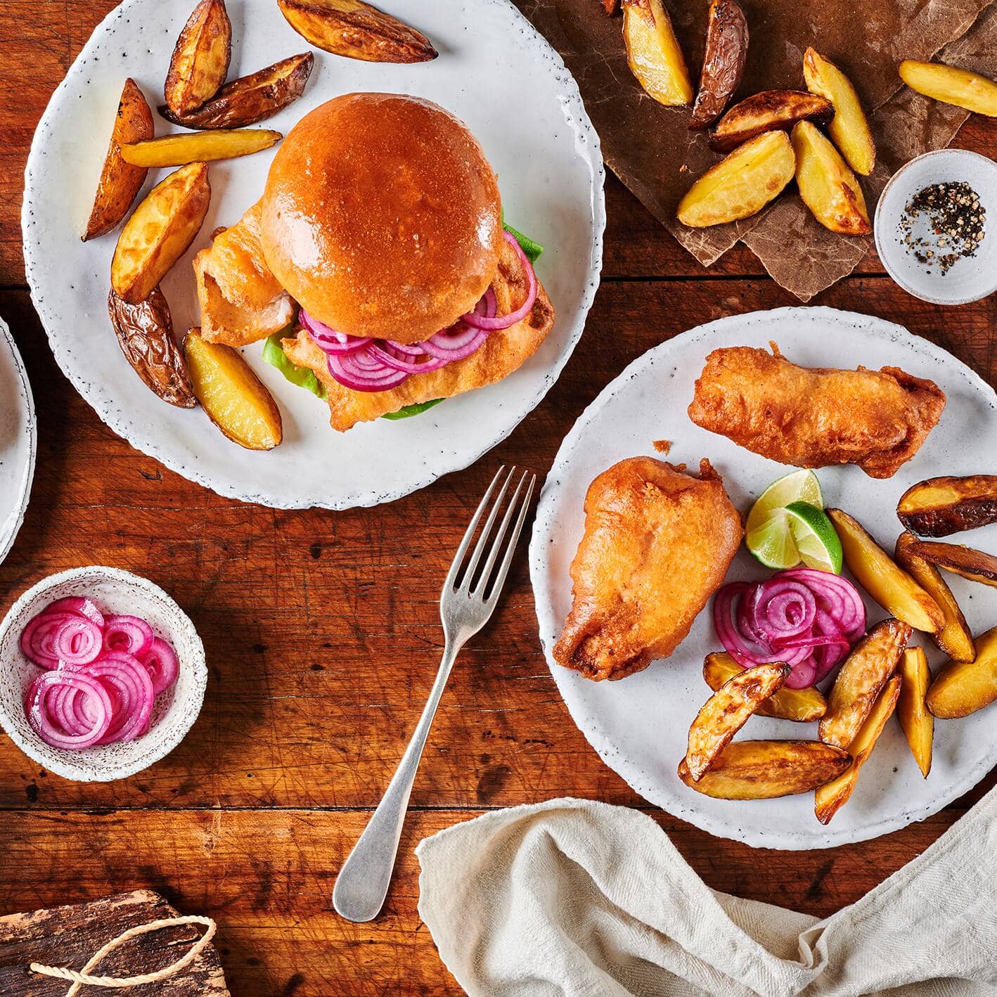 Lecker Backfisch im Brötchen! In unserer Version nehmen wir dafür selbst paniertes Kabeljaufilet und Brioche Burger Buns und dazu eine Limettenmajo!