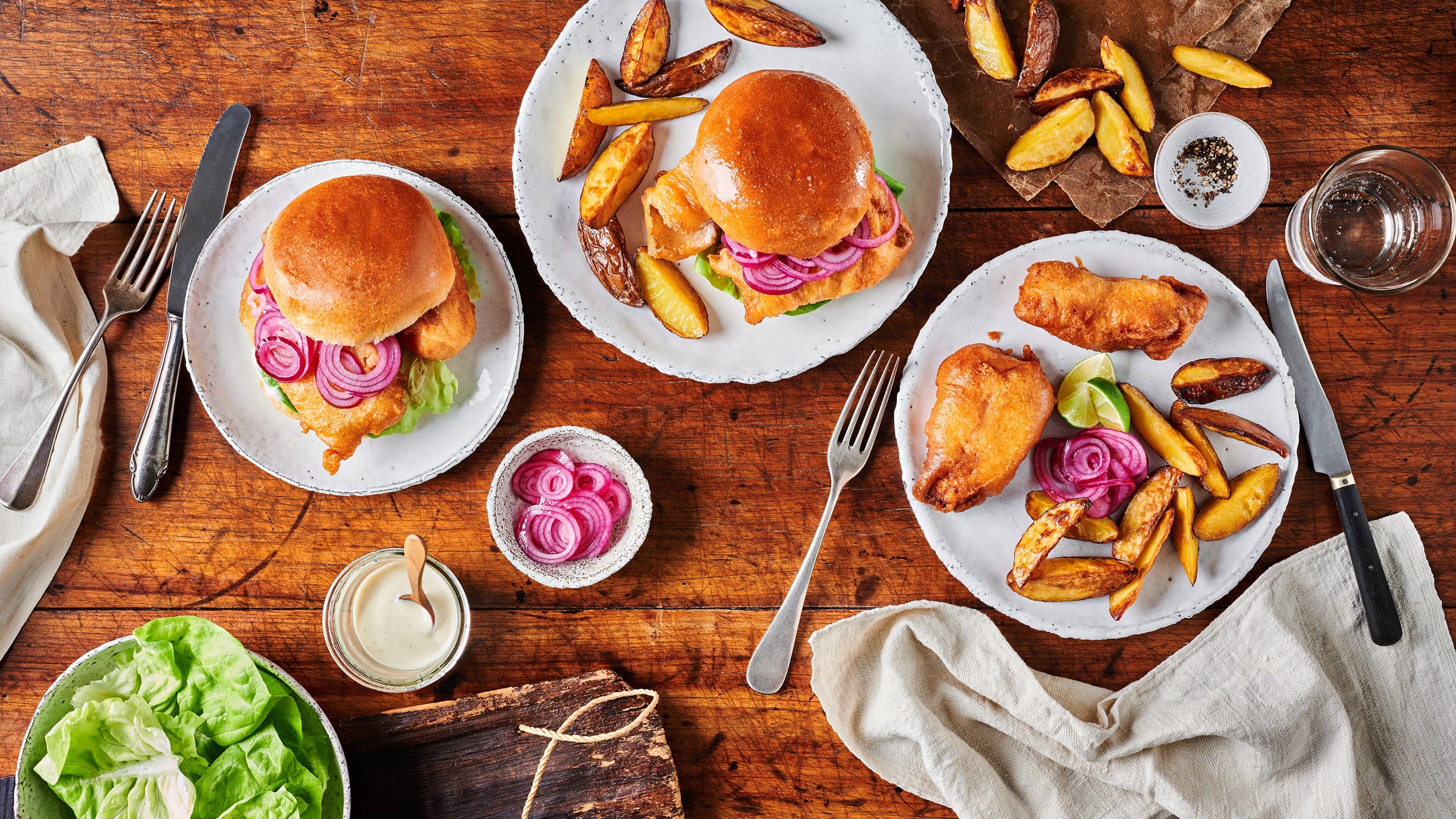 Tandoori-Backfisch im Brötchen mit Limettenmajo Lecker Backfisch im Brötchen! In unserer Version nehmen wir dafür selbst paniertes Kabeljaufilet und Brioche Burger Buns und dazu eine Limettenmajo!