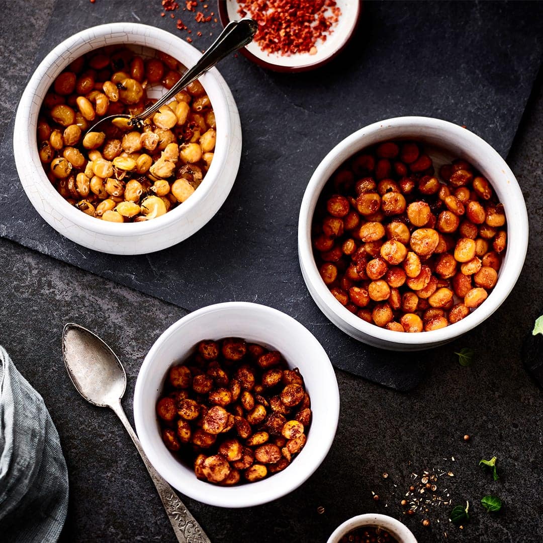 Zugegeben: Wir sind so begeistert von dem Snack, dass wir die gebackenen Lupinenkerne direkt in 4 Geschmacksrichtungen ausprobieren: Knusprig und richtig würzig!