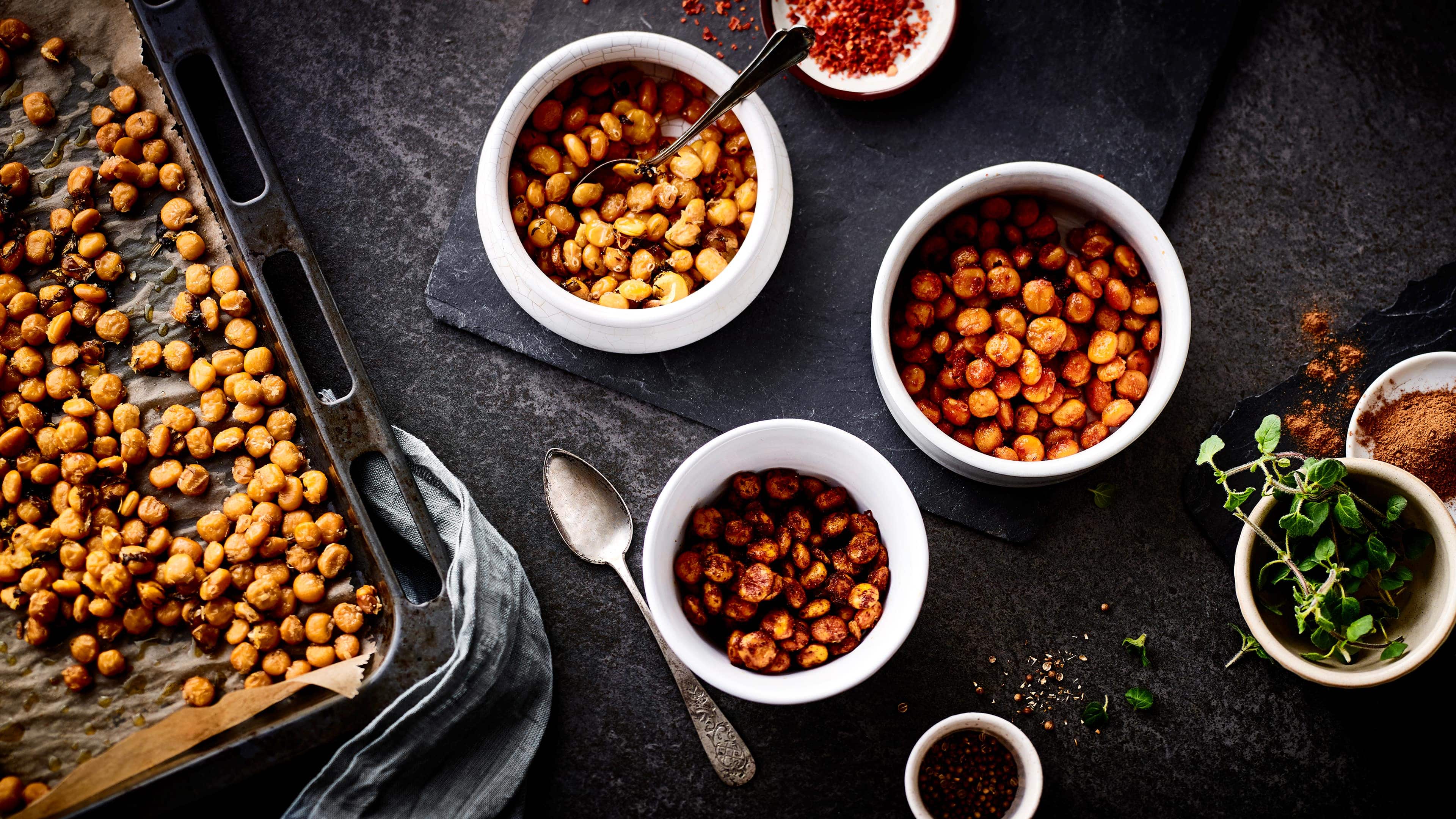 Gebackene Lupinenkerne Zugegeben: Wir sind so begeistert von dem Snack, dass wir die gebackenen Lupinenkerne direkt in 4 Geschmacksrichtungen ausprobieren: Knusprig und richtig würzig!