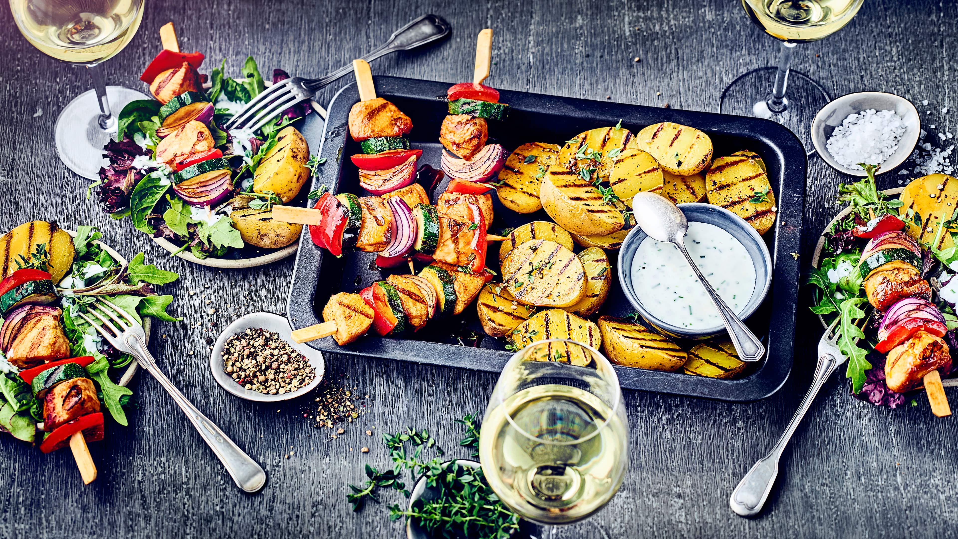 Hähnchen-Spieße mit Salat Hähnchen-Spieße mit Salat