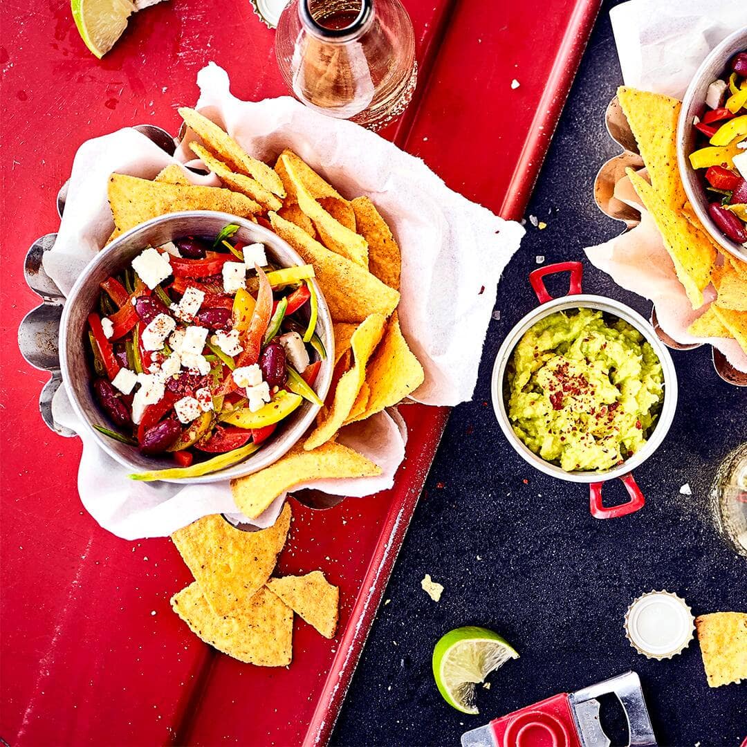 Eine bunte Gemüsepfanne mit Avocado-Dip und Tortilla-Chips schmeckt knackig frisch und ein bisschen nach Urlaub in Mexiko.