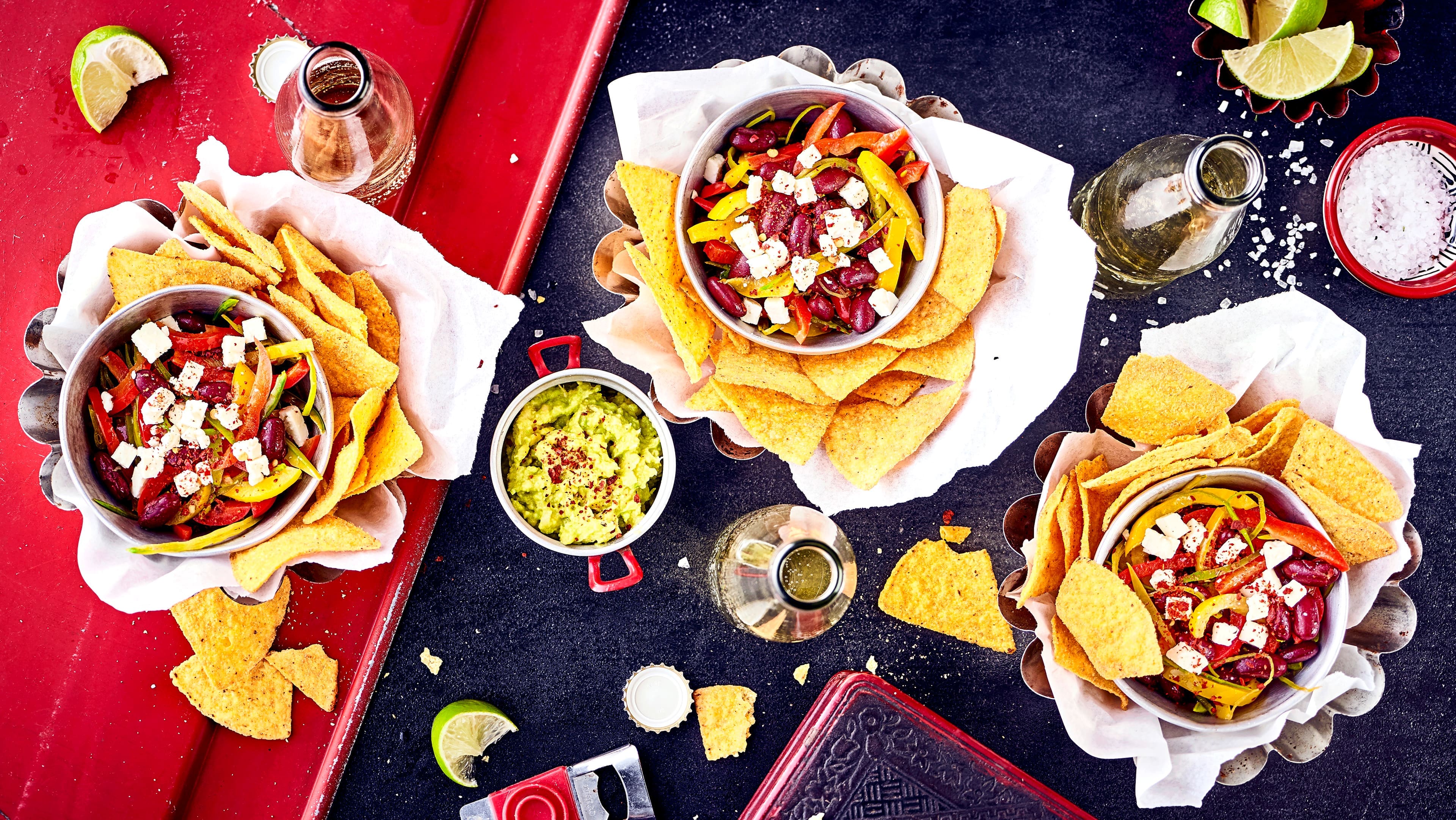 Gemüsepfanne mit Avocado-Dip Eine bunte Gemüsepfanne mit Avocado-Dip und Tortilla-Chips schmeckt knackig frisch und ein bisschen nach Urlaub in Mexiko.