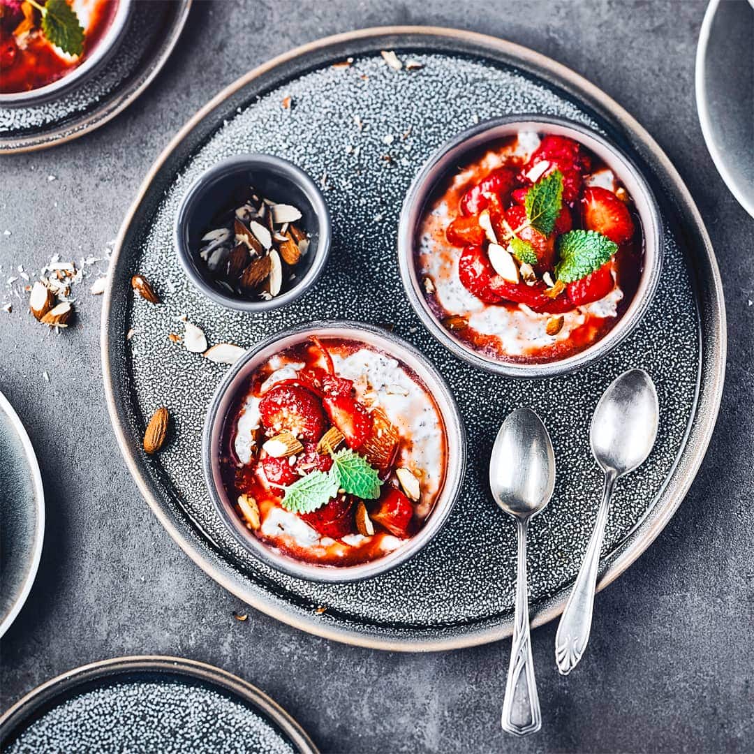 Bereiten Sie mithilfe unseres Joghurtmousse-Rezepts ein fruchtiges Dessert zu. Dank Holunderblütensirup schmeckt es besonders lecker.