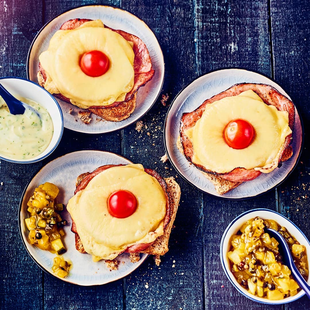 Toast Hawaii mit Salsa und Estragon-Mayonnaise! Ein Klassiker, der durch die 2 Dips eine ganz besondere Würze bekommt.