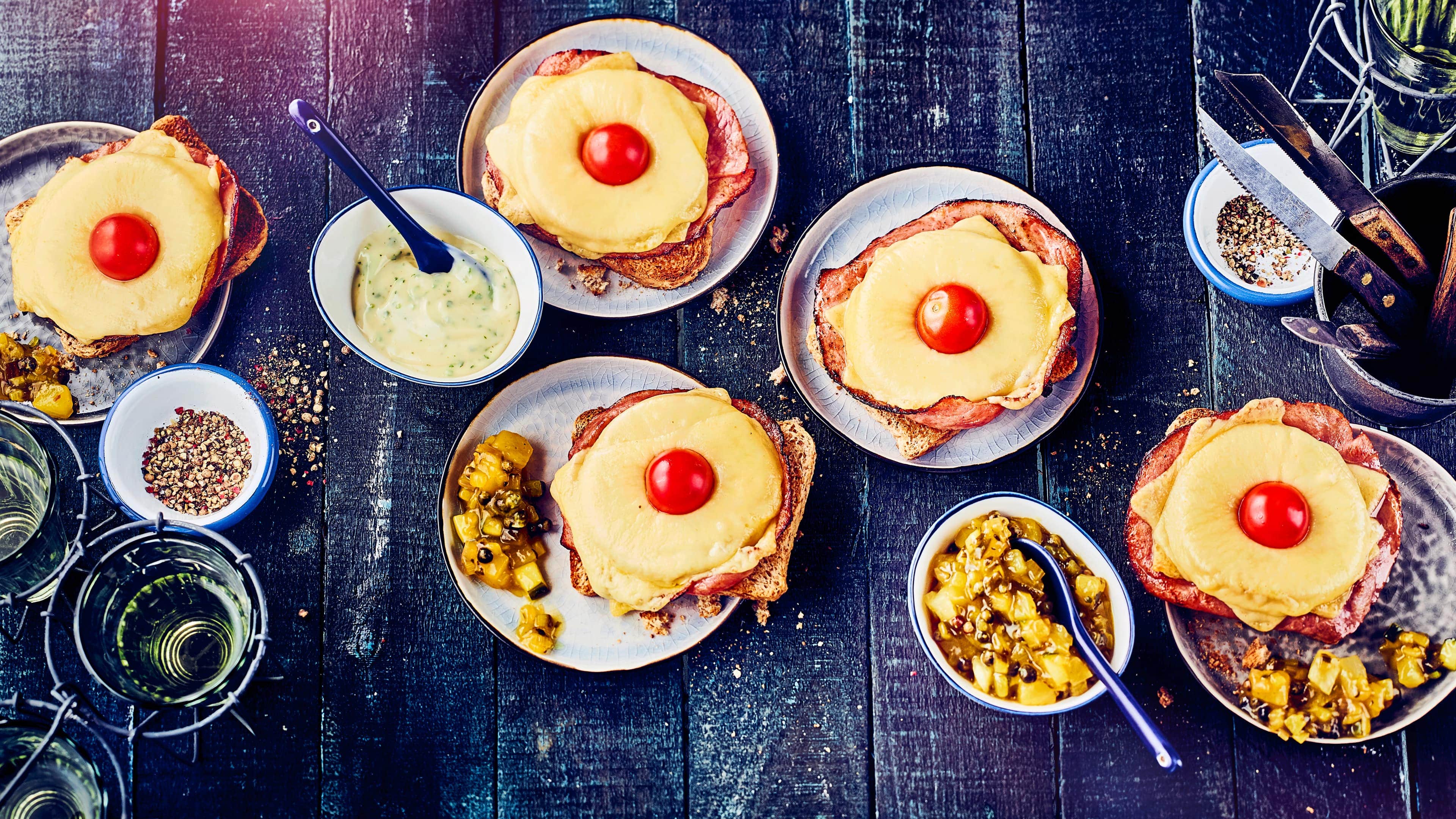 Toast Hawaii mit Salsa Toast Hawaii mit Salsa und Estragon-Mayonnaise! Ein Klassiker, der durch die 2 Dips eine ganz besondere Würze bekommt.