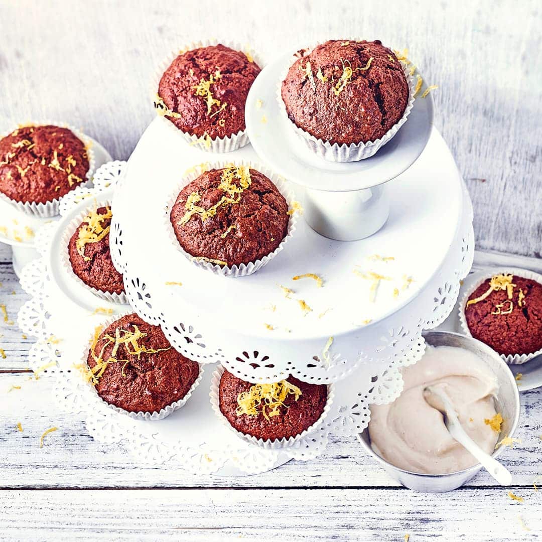 Backen Sie unsere Bananen-Dattel-Muffins mit Haselnuss und Kakao mit einer Orangen-Zitronen-Quark-Creme – ein fruchtig-exotisches Dessert!