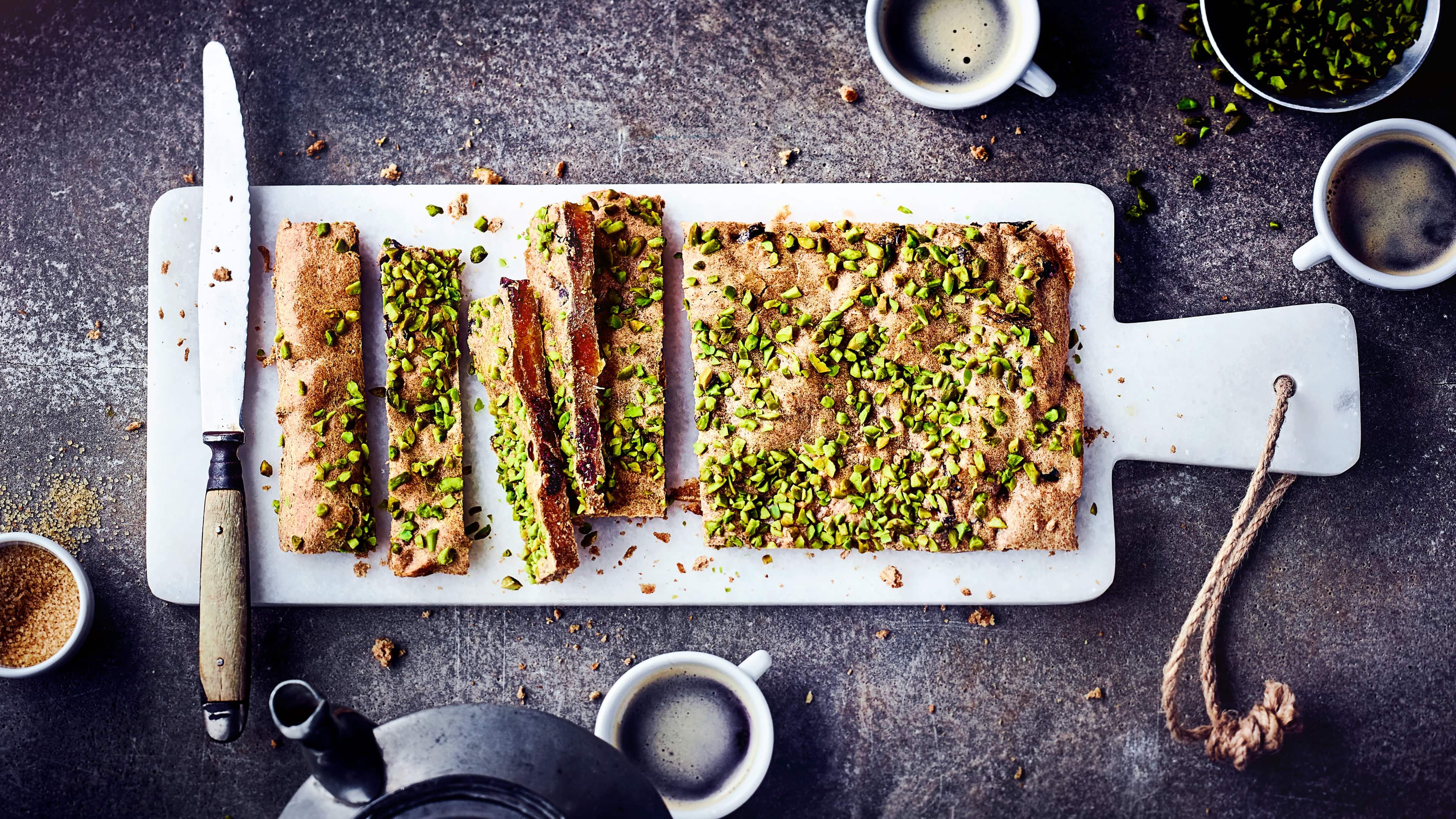 Gewürzschnitten mit Pistazie Leckeres Gebäck zur Adventszeit: Probieren Sie unsere Gewürzschnitten mit getrockneten Aprikosen, Kirschen, Mandeln und ganzen Pistazien!