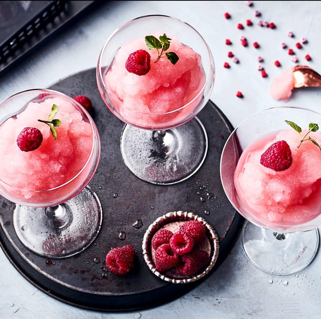 Definitiv ein Kandidat für den Sommerdrink des Jahres: Eiskalter Frosé aus gefrorenem Roséwein, etwas Zitrone, Zucker, Himbeere und Minze.