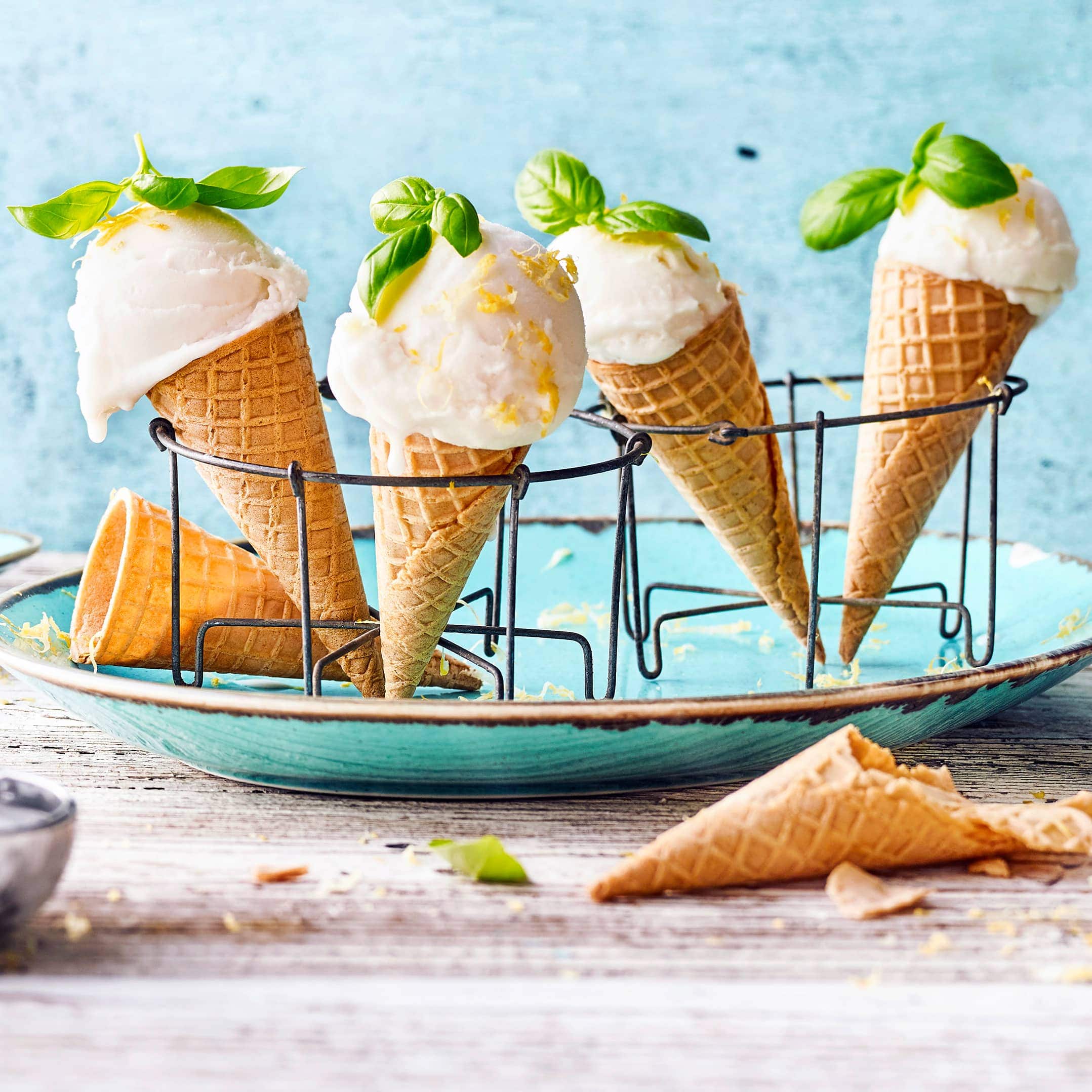 Leicht säuerlich und herrlich frisch schmeckt unser Rezept für selbstgemachtes Zitroneneis. Besonders im Sommer ein Genuss!