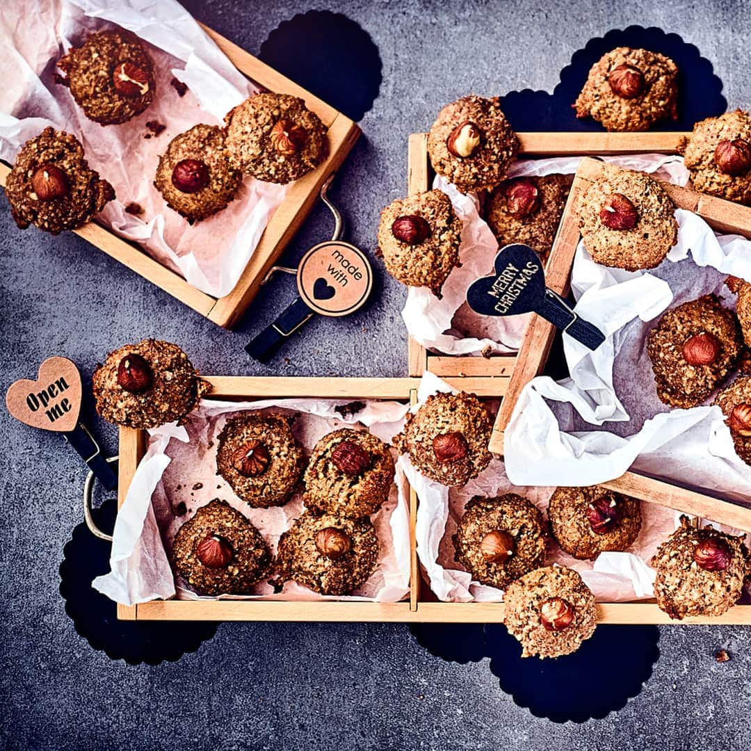 Weihnachtliche Haselnussmakronen schmecken herrlich würzig und nussig und können entweder selbst vernascht werden oder sind ein schönes Mitbringsel in der Adventszeit.