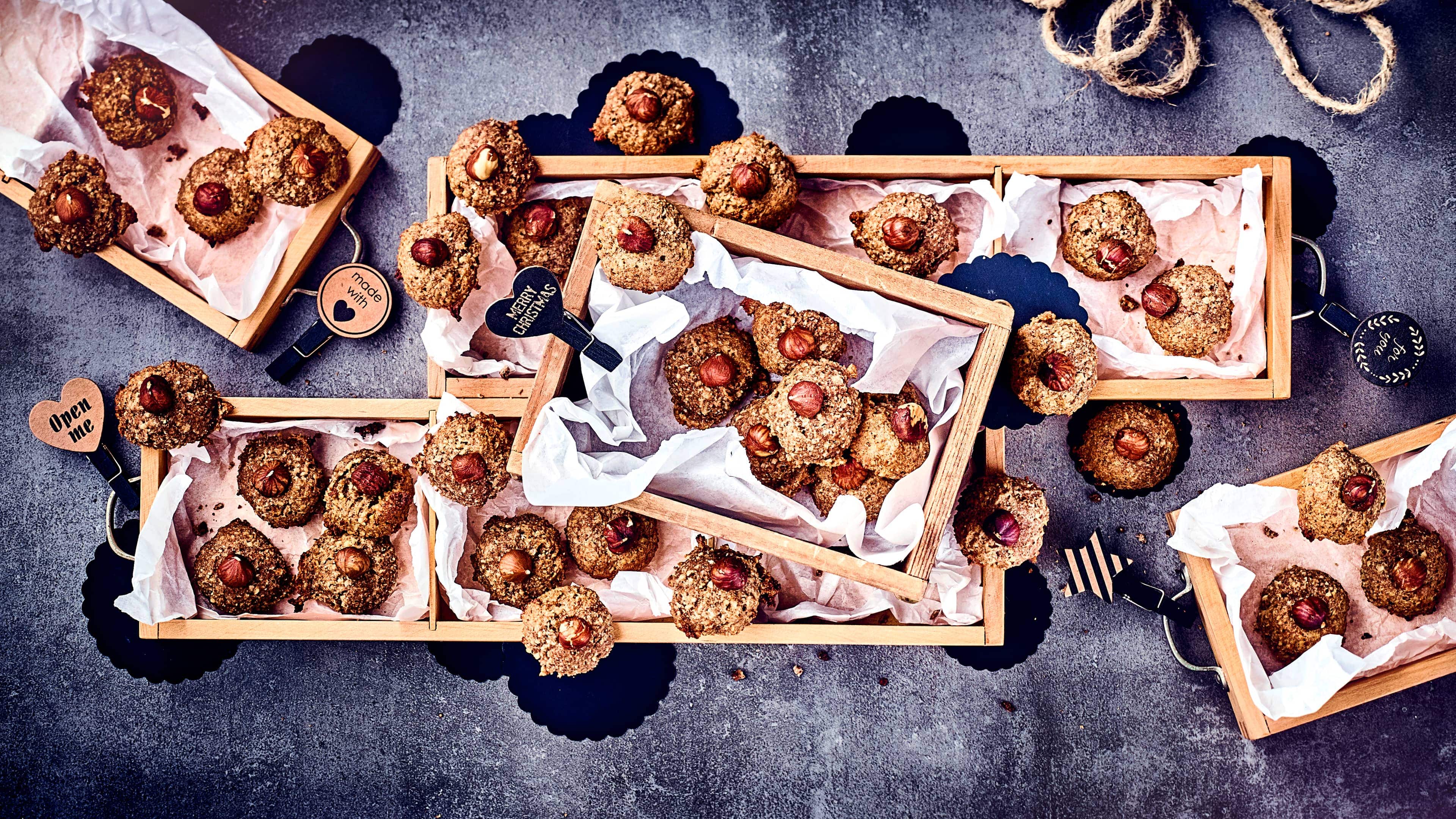 Haselnussmakronen Weihnachtliche Haselnussmakronen schmecken herrlich würzig und nussig und können entweder selbst vernascht werden oder sind ein schönes Mitbringsel in der Adventszeit.