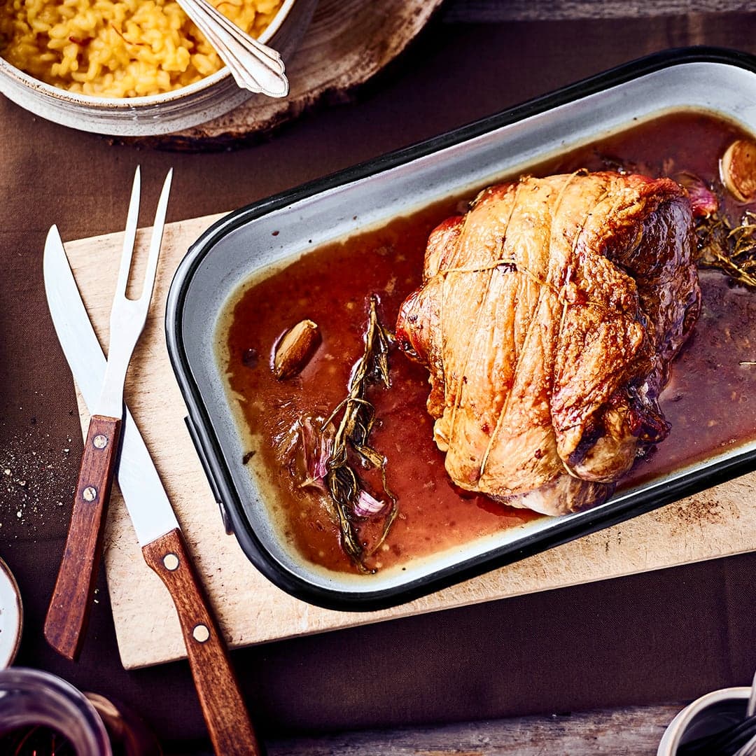 Wir zeigen Ihnen, wie Sie Ihren Lammbraten aus der Keule festlich zubereiten, dazu gibt es ein selbstgemachtes Kürbis-Risotto und Rosenkohl mit Mandelblättchen.