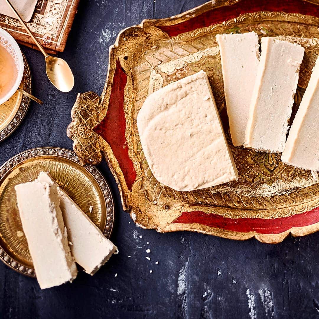 Als Süß- oder Nachspeise bekannt kommt Halva ursprünglich aus dem Orient und besteht hauptsächlich aus Sesam, Zucker und Öl.