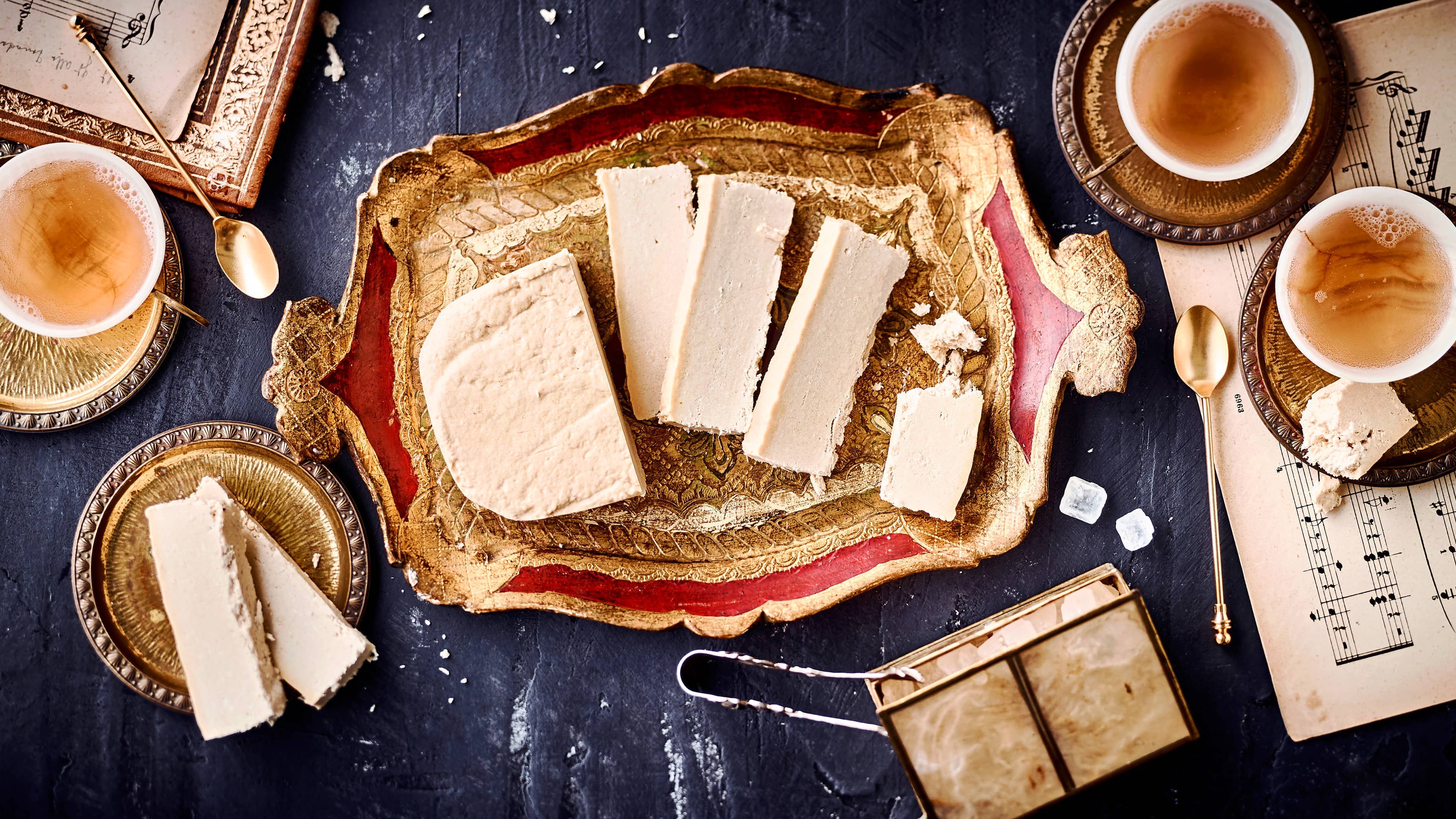 Halva Als Süß- oder Nachspeise bekannt kommt Halva ursprünglich aus dem Orient und besteht hauptsächlich aus Sesam, Zucker und Öl.