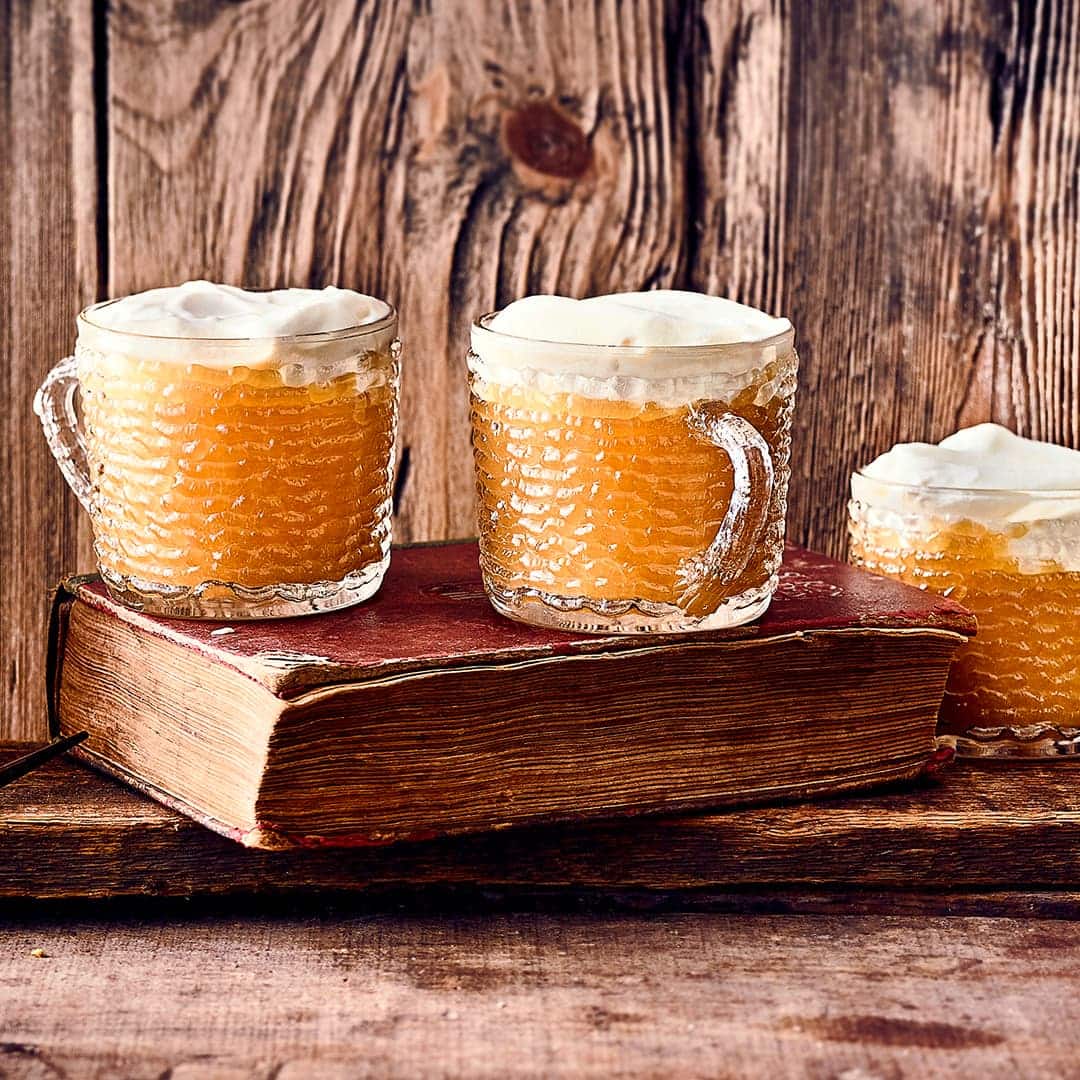Nicht nur etwas für Zauberlehrlinge: Butterbier schmeckt nicht nur Harry Potter und seinen Freunden in Hogwarts sondern kann auch zuhause leicht hergestellt und genossen werden.