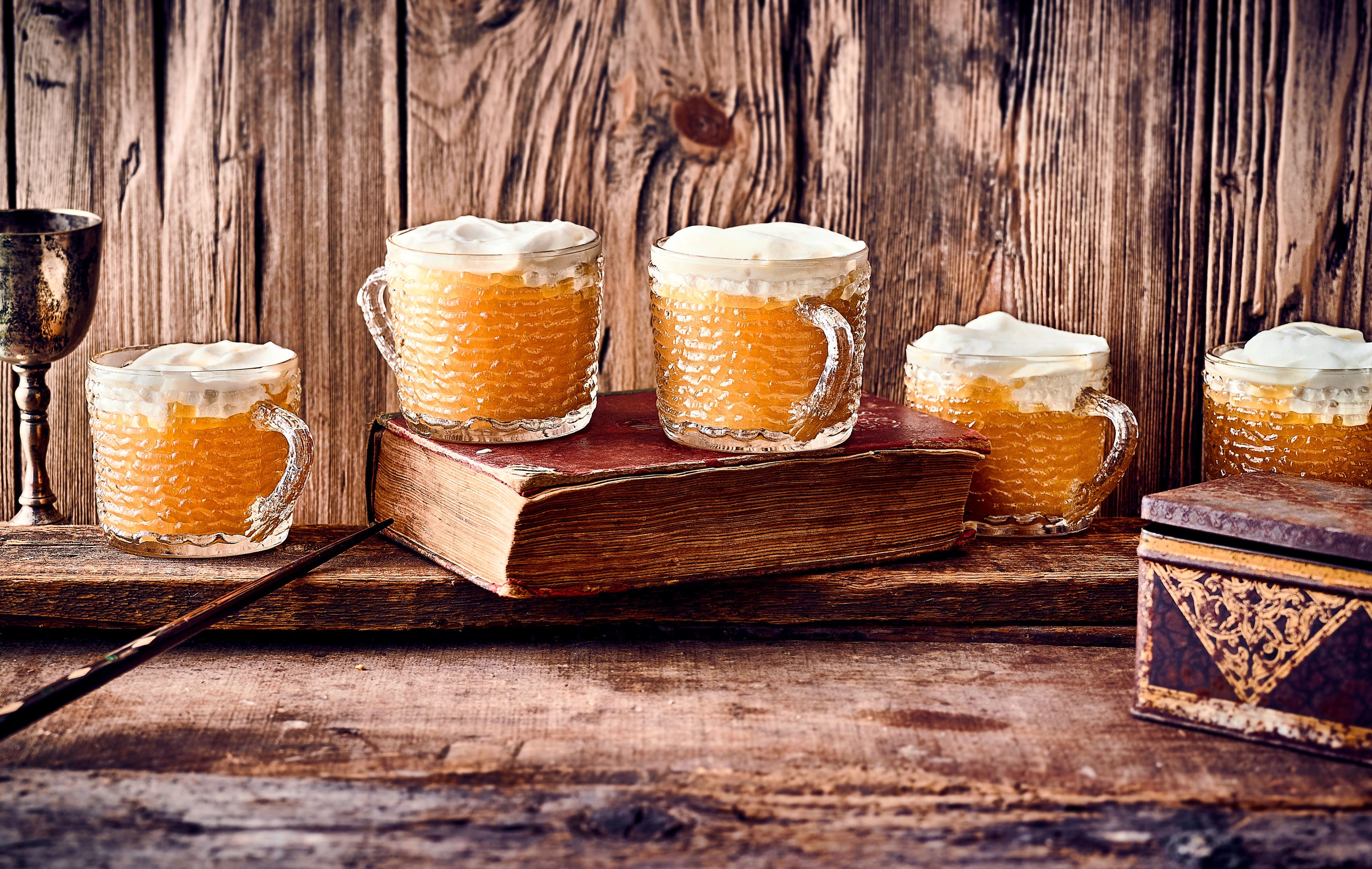 Butterbier Nicht nur etwas für Zauberlehrlinge: Butterbier schmeckt nicht nur Harry Potter und seinen Freunden in Hogwarts sondern kann auch zuhause leicht hergestellt und genossen werden.