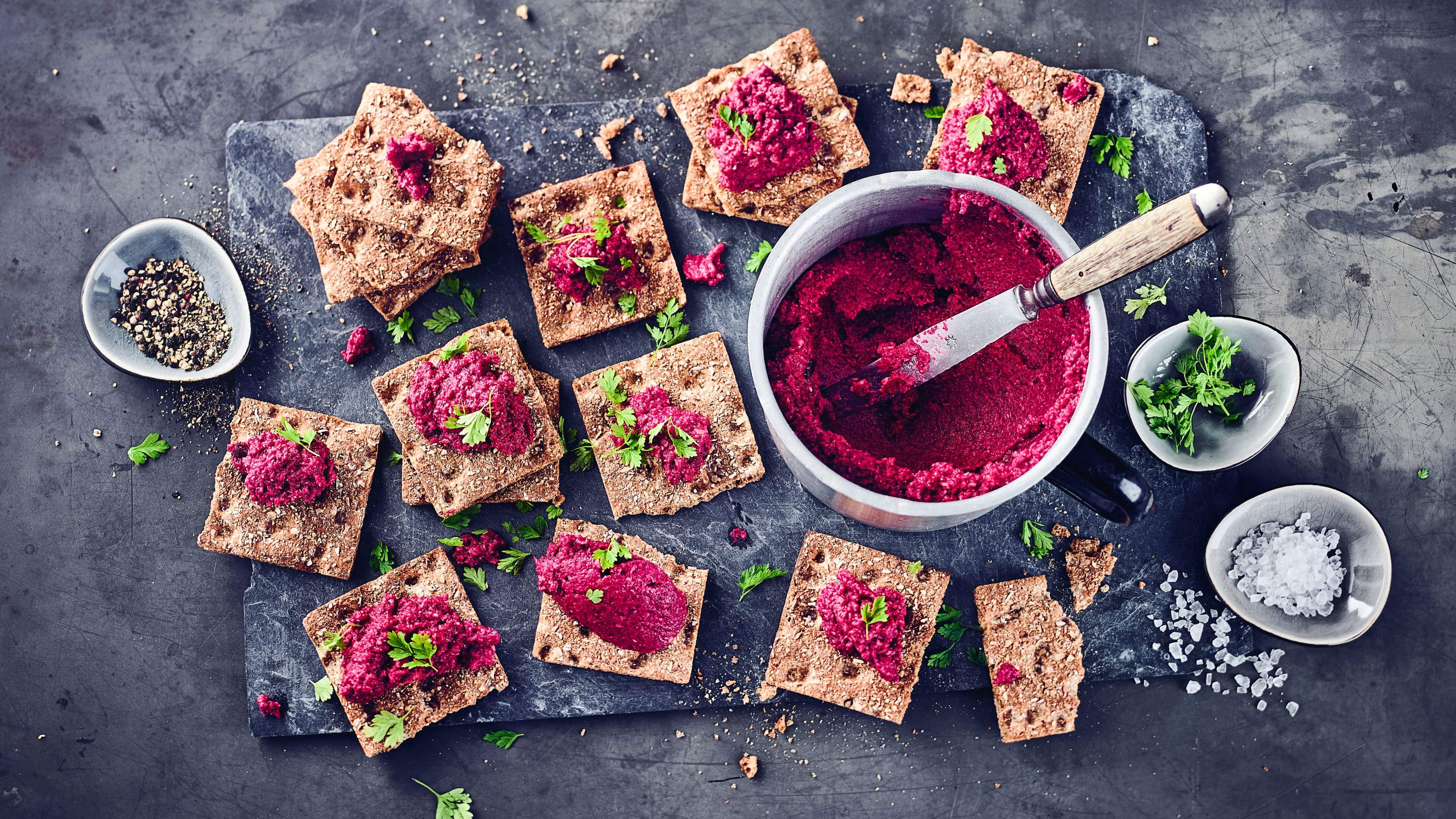 Rote-Bete-Aufstrich Super einfach und schnell zubereitet ist unser selbstgemachter Rote-Bete-Aufstrich. Dieser passt herrlich zu Knäckebrot und hält sich im Kühlschrank 4-5 Tage.