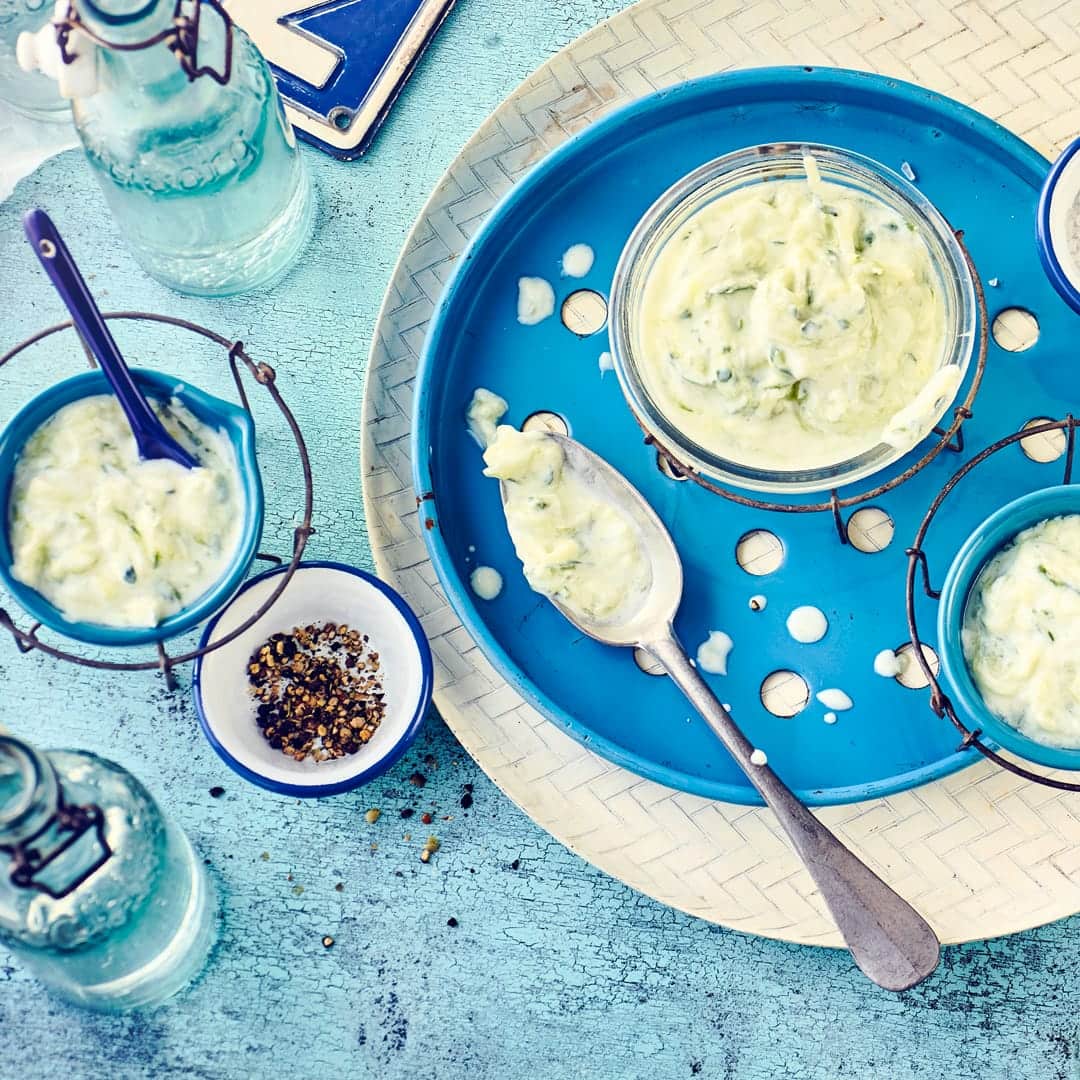 Genießen Sie selbst gemachtes Tzatziki an leckerem Grillfleisch und zu feinem Pitabrot. Mit unseren Tzatziki-Rezepten wird sowohl Ihr griechischer Vorspeisenteller als auch Ihr Hauptgericht zu einem unvergesslichen Geschmackserlebnis.