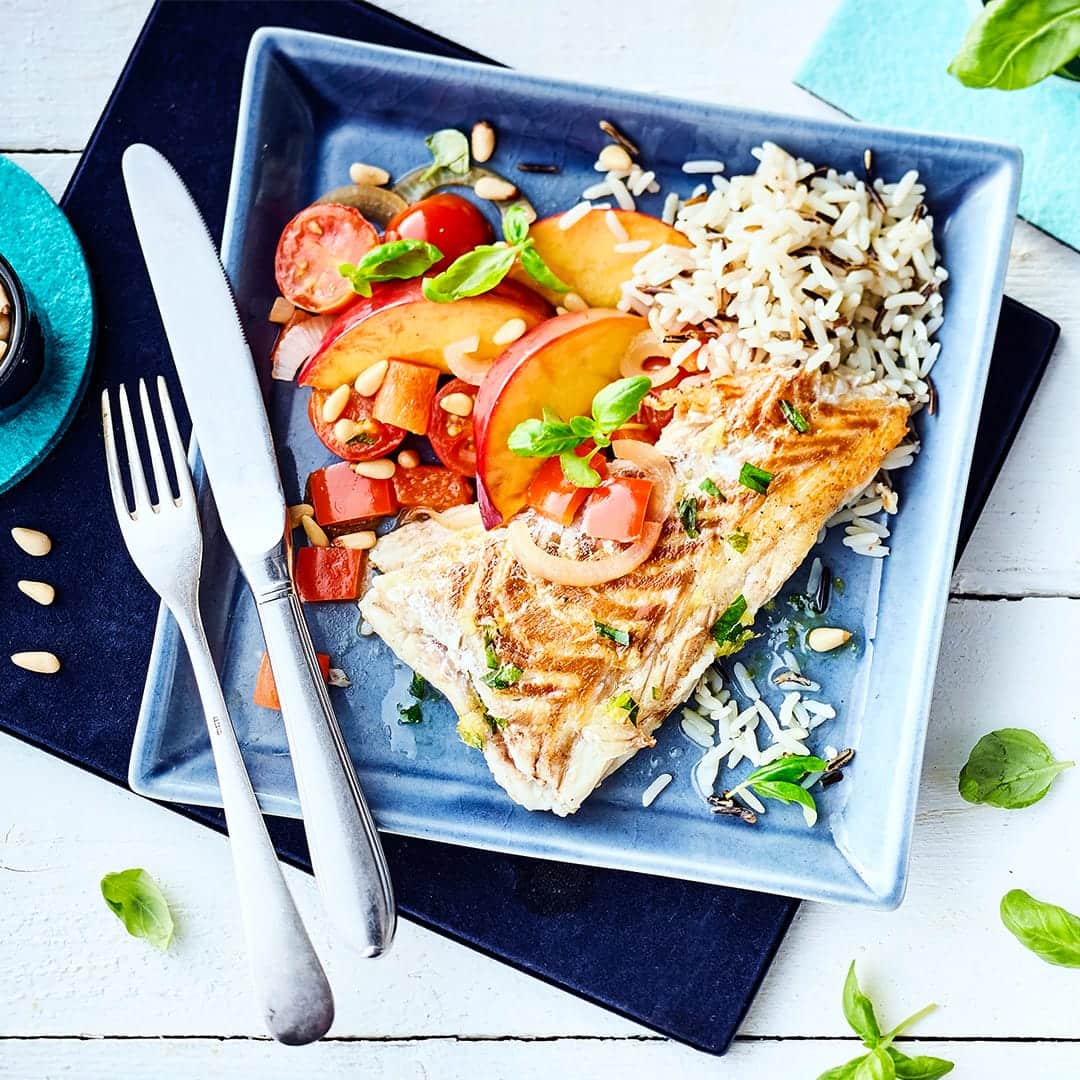 Diese raffinierte Kombination aus Fisch und Frucht sollten Sie einmal probieren: Unser mariniertes Kabeljaufilet an pikantem Nektarinen-Paprika-Tomaten-Gemüse – schnell und lecker!