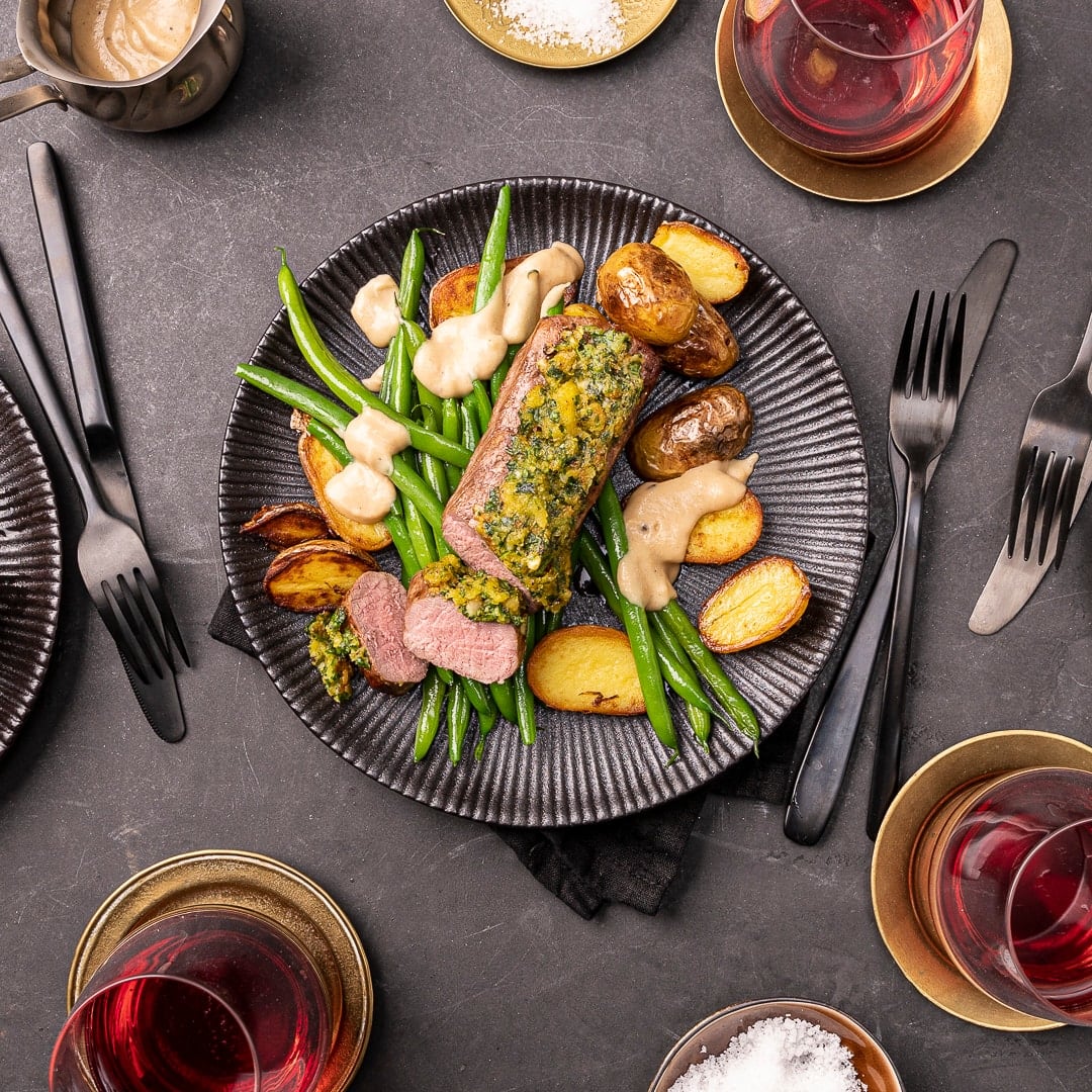 Lammlachse, die zarten Filets aus dem Lammrücken, sind richtig zubereitet ein Hochgenuss. Mit unserem Rezept erhält das Fleisch eine leckere Kruste.