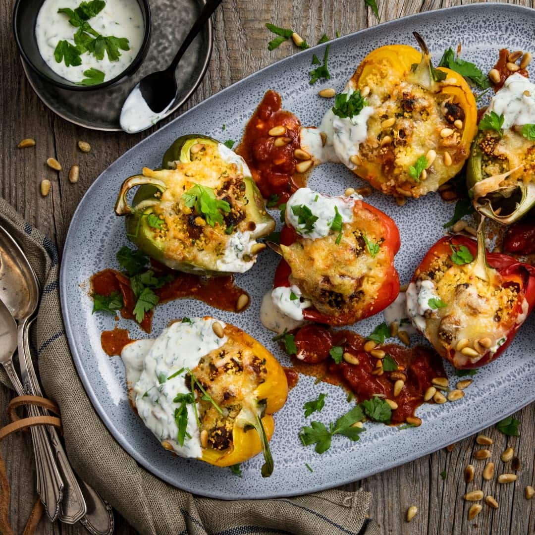 Gefüllte Paprika gibt es in vielen Variationen, aber unsere Variante mit Couscous und einer selbstgemachten Joghurt-Sauce ist mit vielen Gewürzen und Pinienkernen besonders aromatisch.