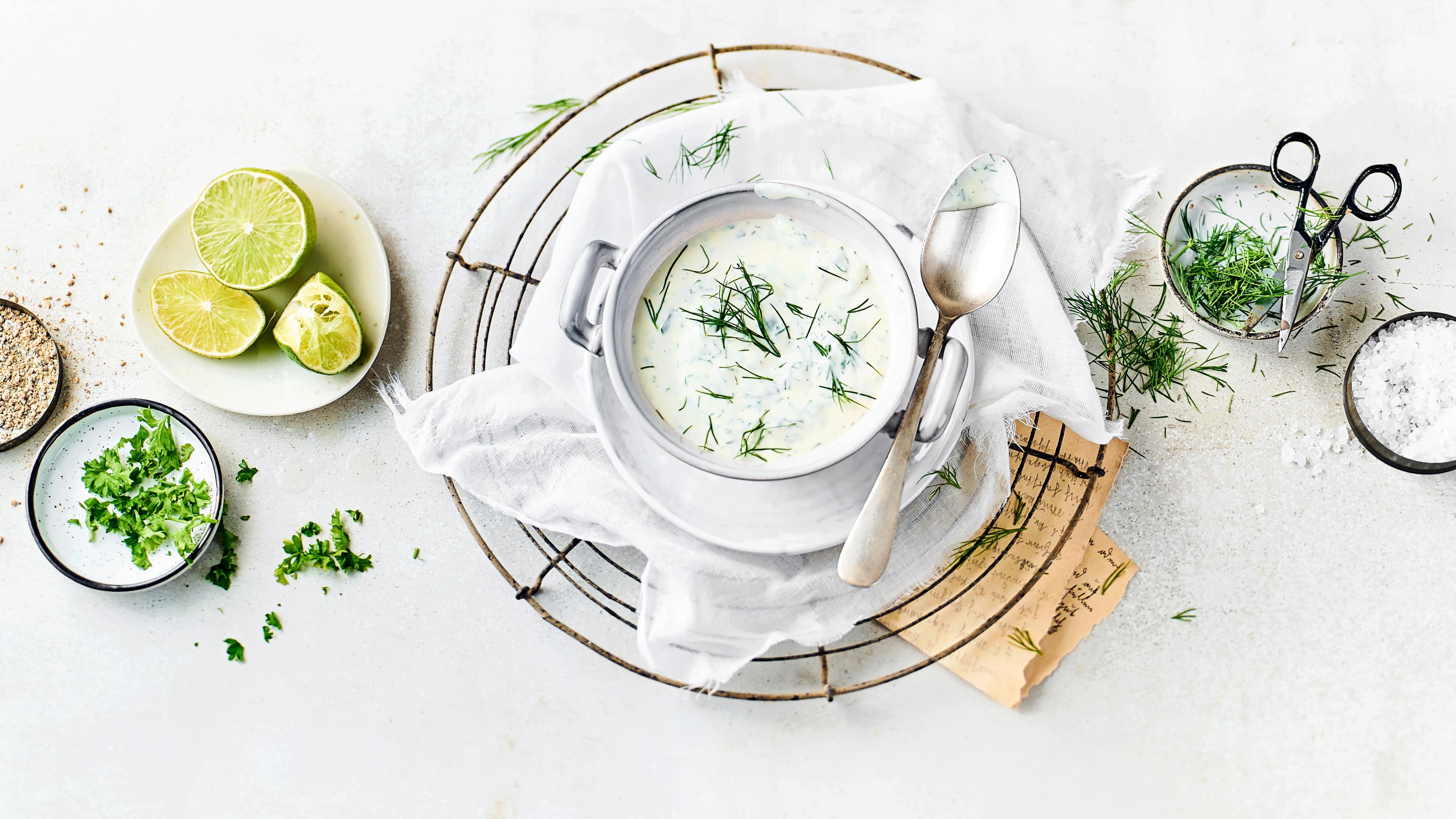 Joghurt-Dressing Mit unserem Joghurt-Dressing Rezept haben Sie ein einfaches und selbstgemachtes Dressing für Ihren Salat, was immer schmeckt.