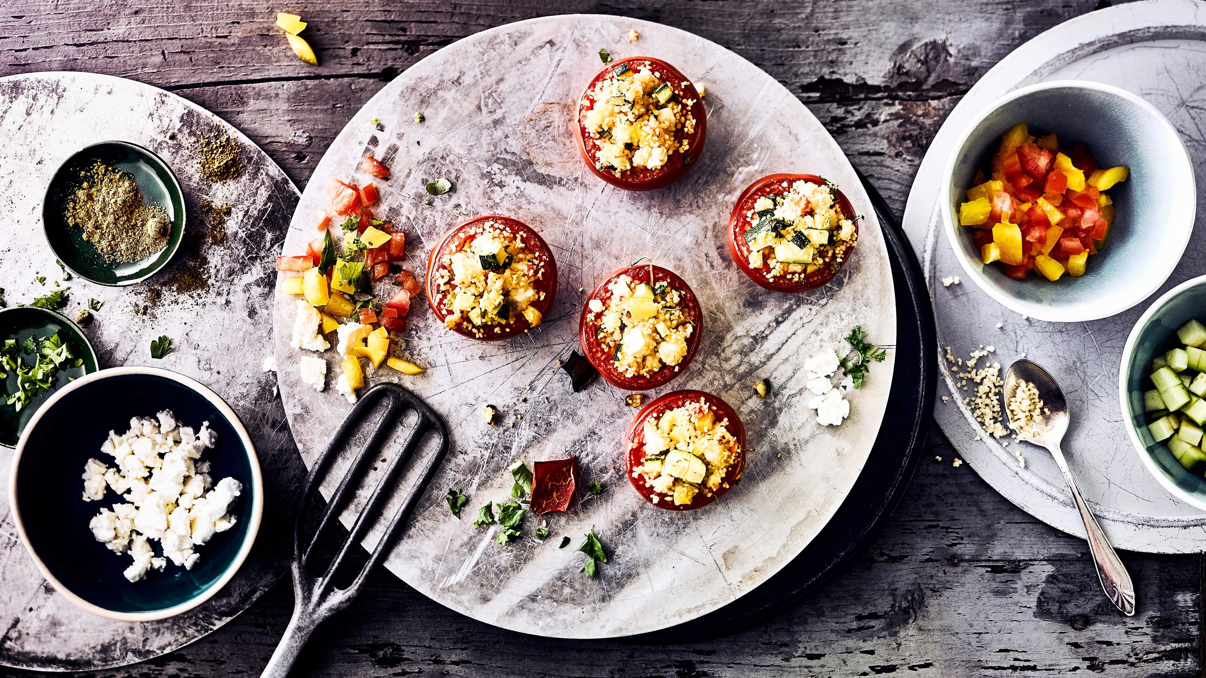Gefüllte Grilltomaten Grillen Sie in nur 30 Minuten vegetarisch gefüllte Tomaten mit Couscous und würzigem Fetakäse – mit Kreuzkümmel und frisch gepresster Zitrone abgeschmeckt.