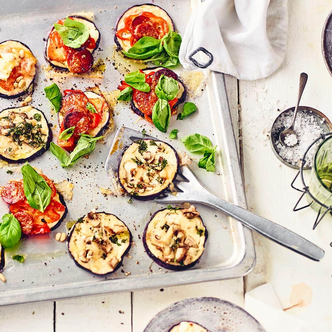 So klein können Mini-Pizzen sein und dazu sind die kleinen Auberginen Pizzen noch low-carb! Wir belegen sie auf viererlei Art – entscheiden Sie was Ihnen schmeckt.