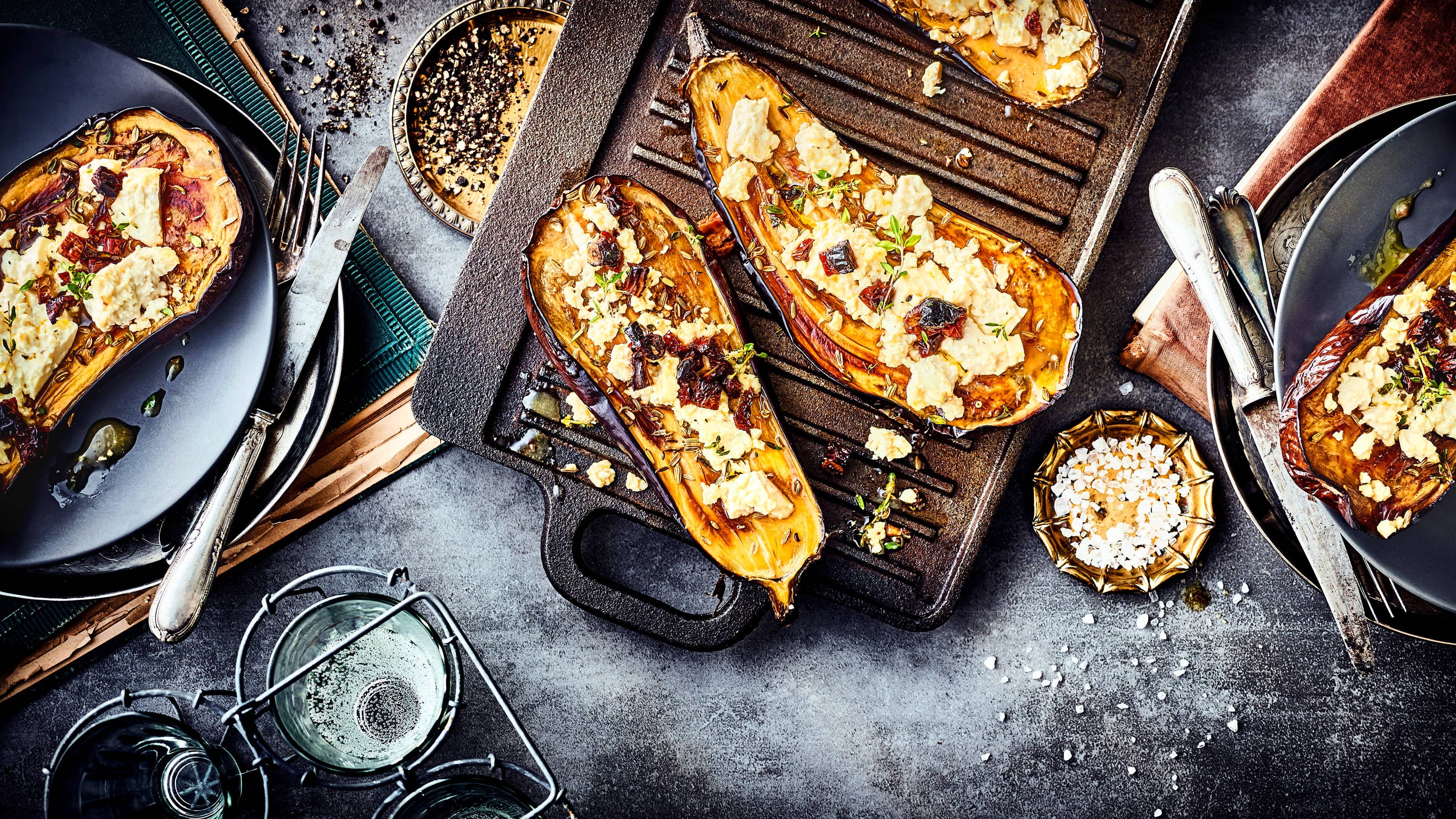 Aubergine mit Ziegenkäse Unser Rezept für gefüllte Aubergine mit Ziegenkäse, Knoblauch-Tomaten-Öl und frischen Kräutern ist vegetarisch und lecker – gleich ausprobieren!