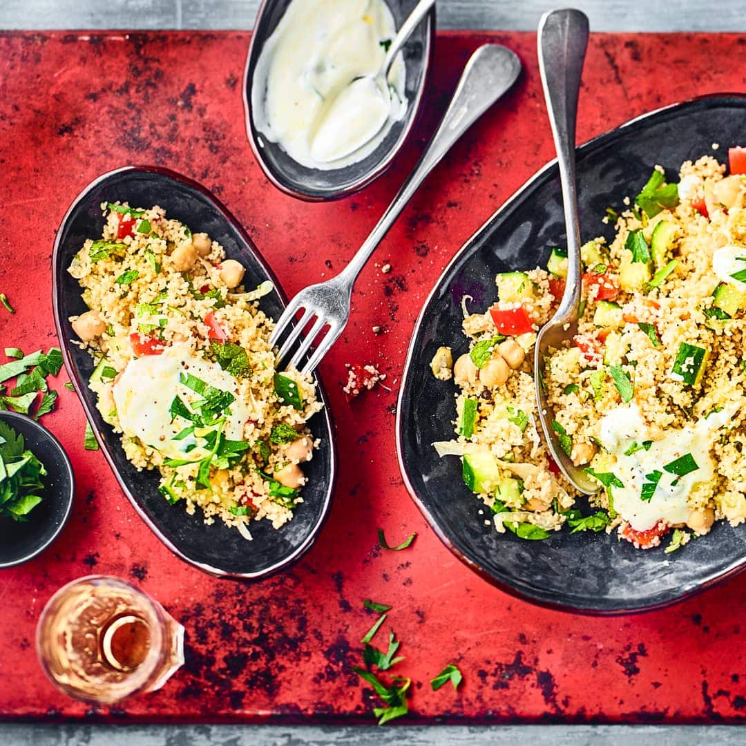 Dieses vegetarische Gericht ist ballaststoffreich und lecker: Probieren Sie unseren Couscous-Salat mit Fenchel, Paprika, Gurke und Kichererbsen und pikantem Joghurt-Knoblauch-Minze-Dip!