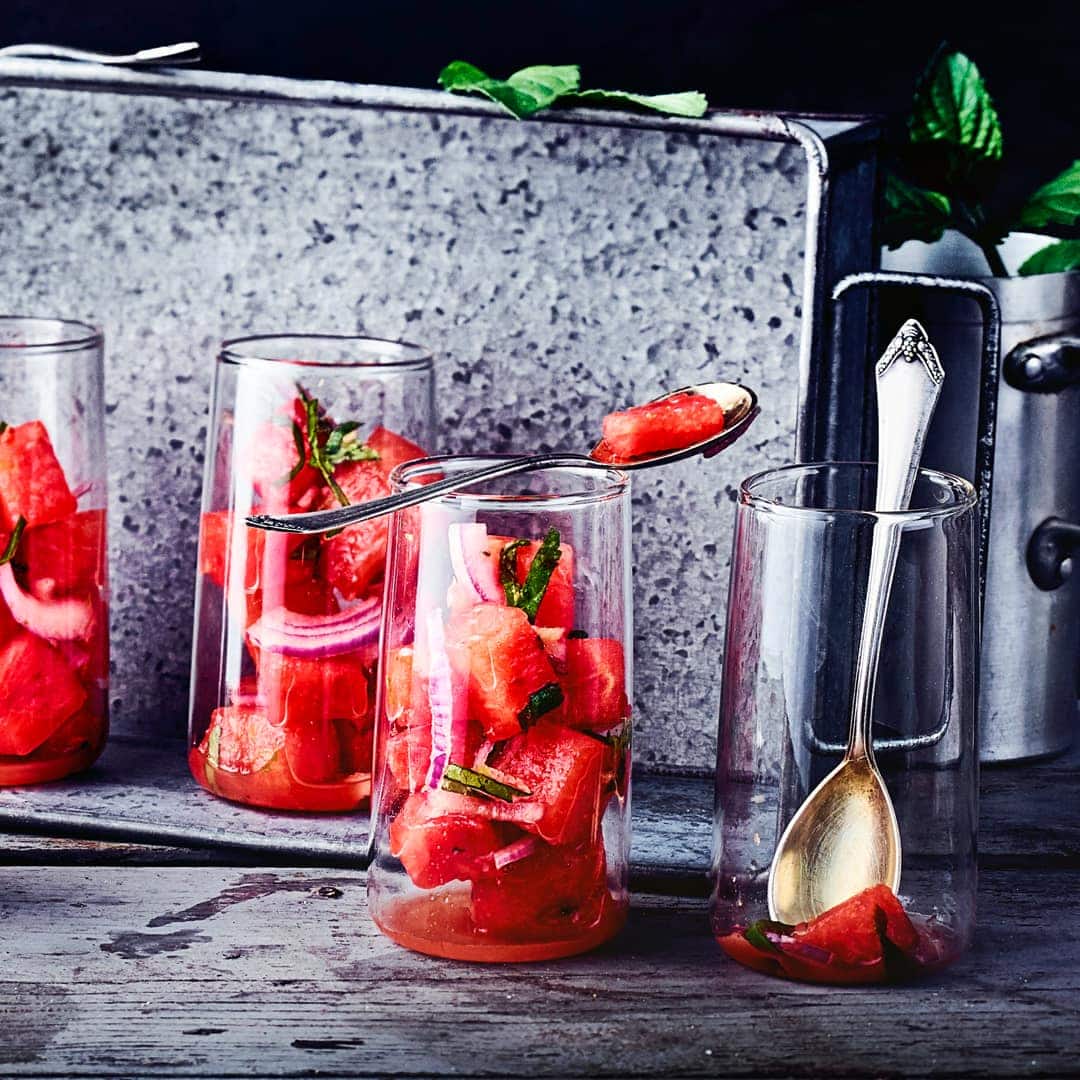 Erfrischende Wassermelone, Minzblätter und Ingwer. Genießen Sie unseren Melonen-Minze-Apéro!